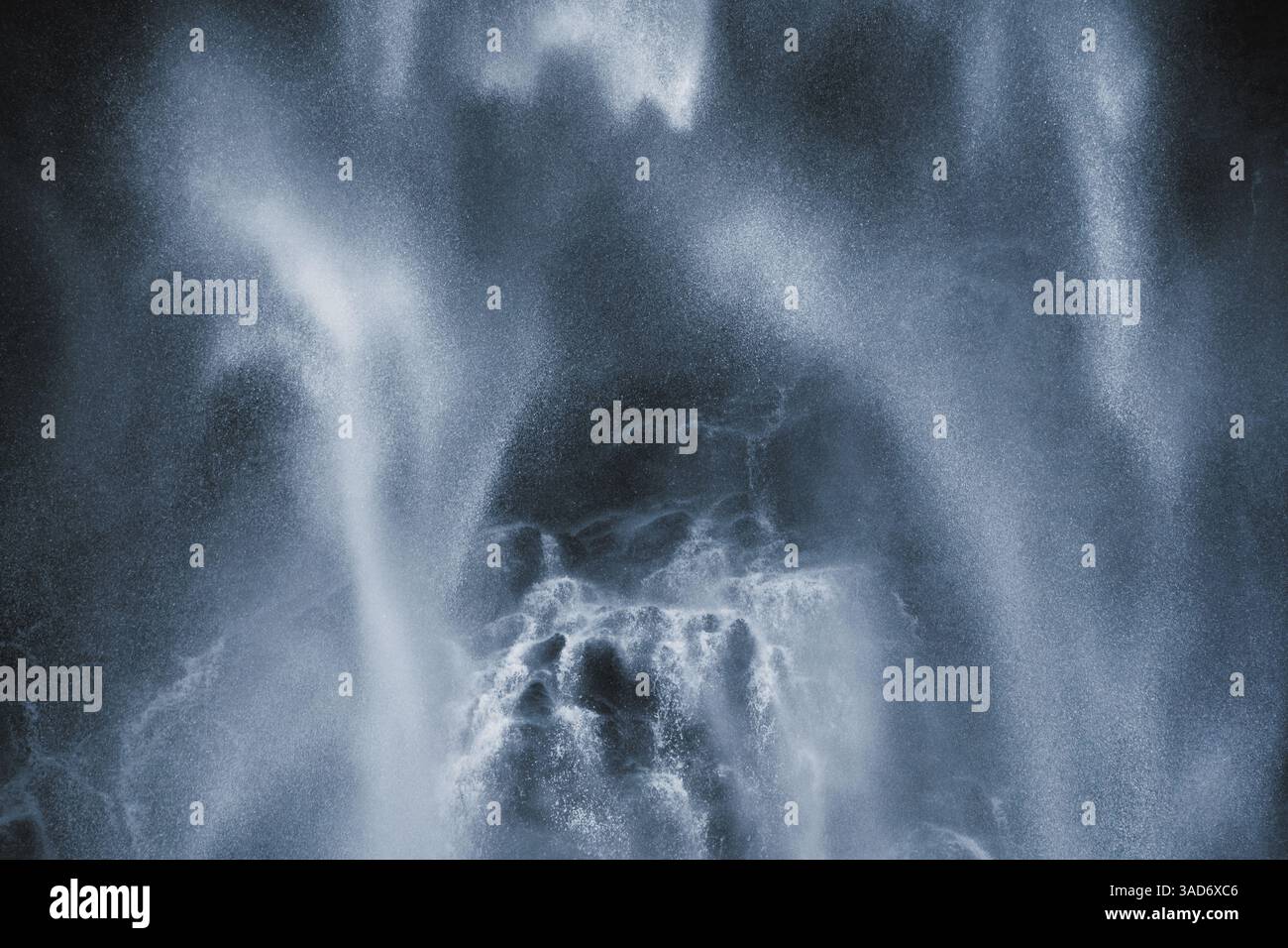 Parte di una magnifica grande cascata come immagine monocromatica sognante, morbida, quasi astratta. Acqua bianca su scogliere buie. Foto Stock