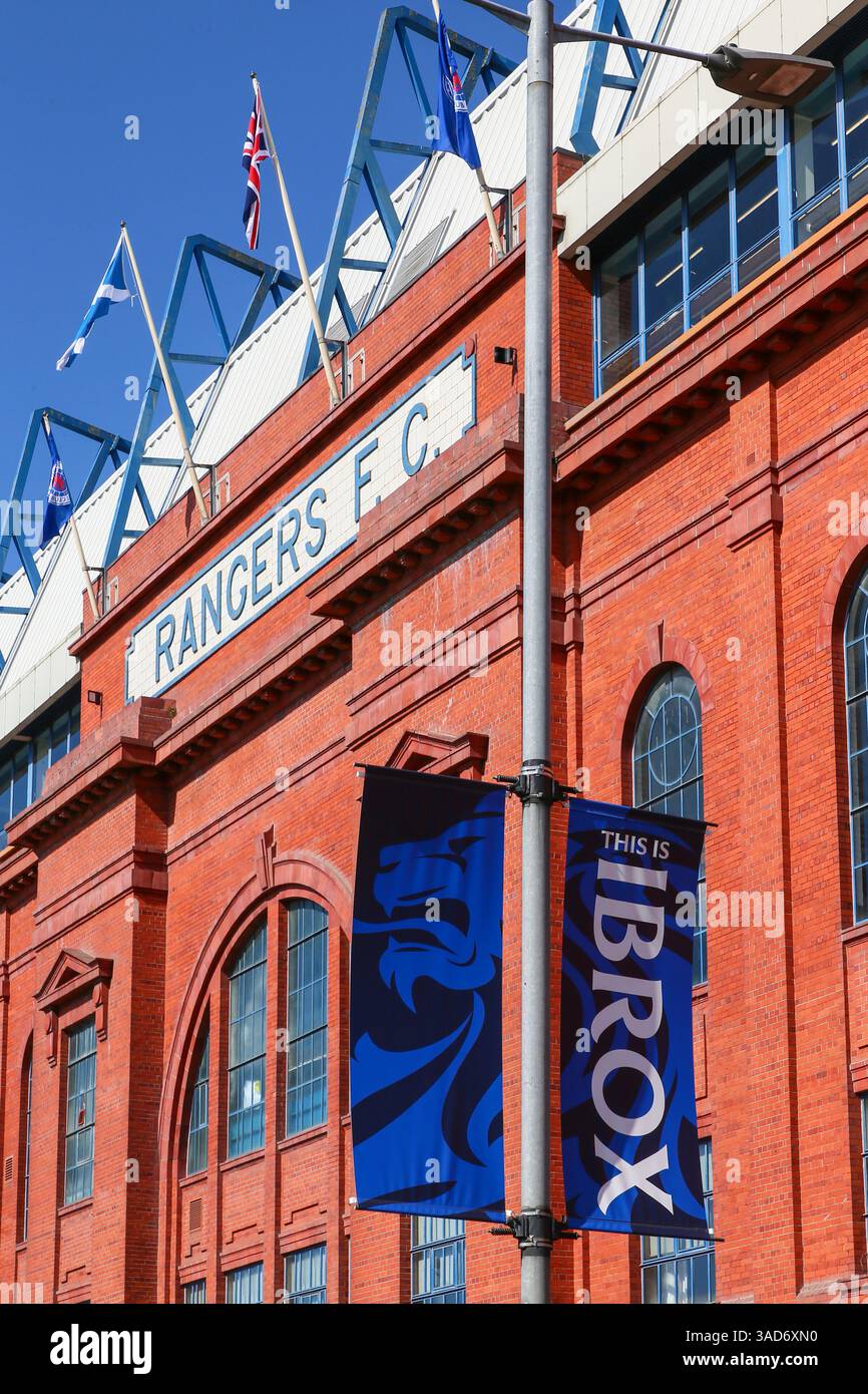 Glasgow, Regno Unito. 5 aprile 2025. I Rangers FC si preparano per la partita di football della William Hill Premiership contro l'Hibernian FC nella loro ultima partita casalinga prima dello "split". Il clima caldo e soleggiato ha visto i tifosi arrivare presto. Crediti: Findlay/Alamy Live News Foto Stock