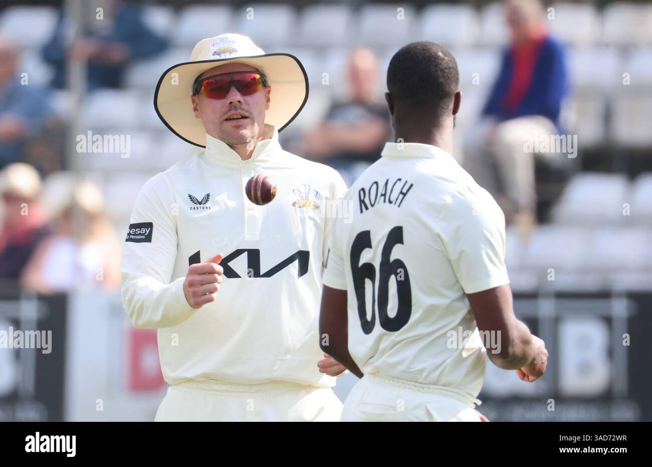 Chelmsford, Regno Unito. 4 aprile 2025. CHELMSFORD, INGHILTERRA - Rory Burns del Surrey CCC durante il Rothesay County Championship Division 1 Day One Cricket match tra Essex e Surrey all'Ambaassador Cruise Line Ground, Chelmsford, Essex il 4 aprile 2025 a Chelmsford, Inghilterra. Crediti: Action foto Sport/Alamy Live News Foto Stock