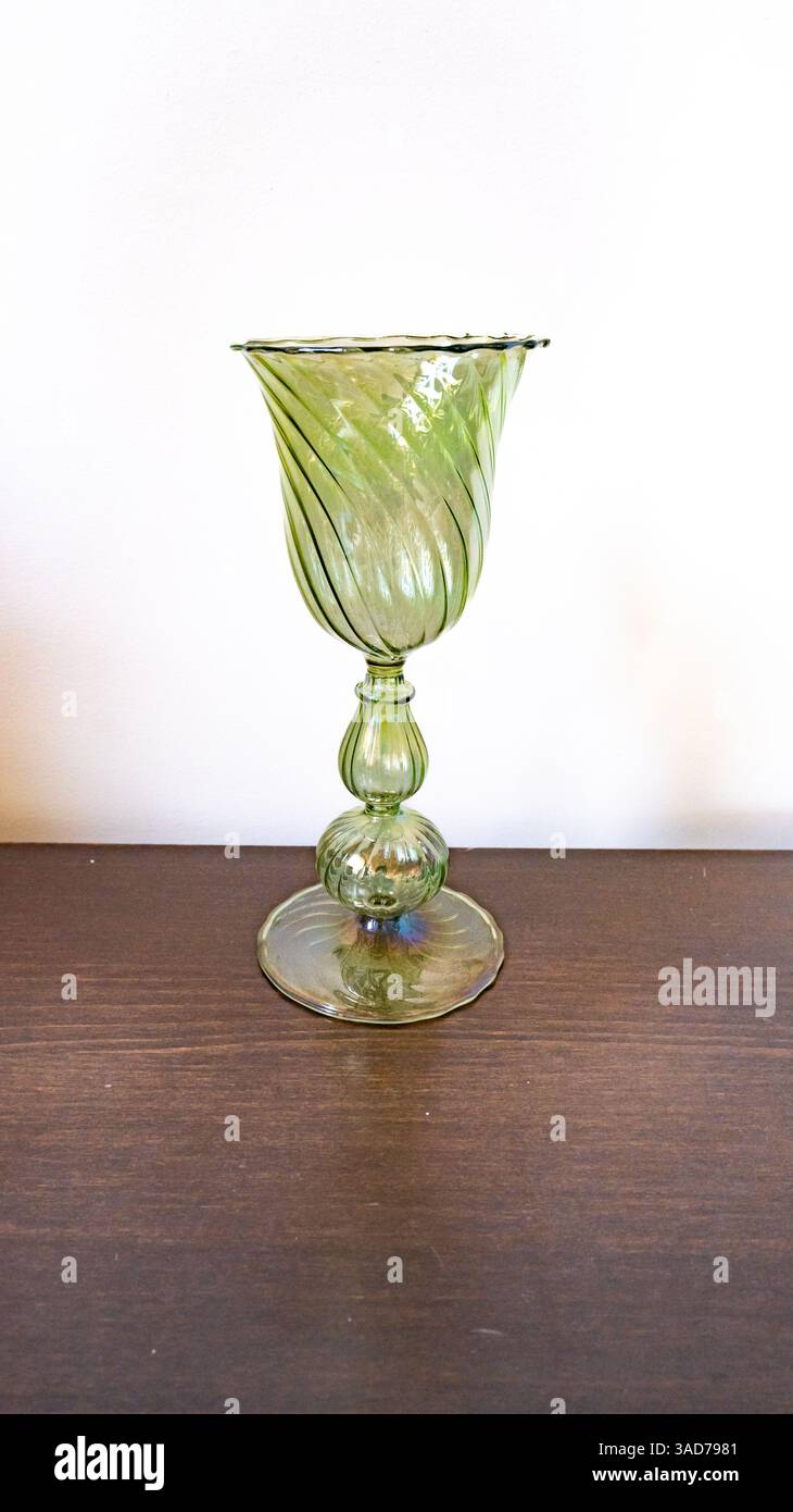 Bicchiere di vino verde italiano. Foto Stock