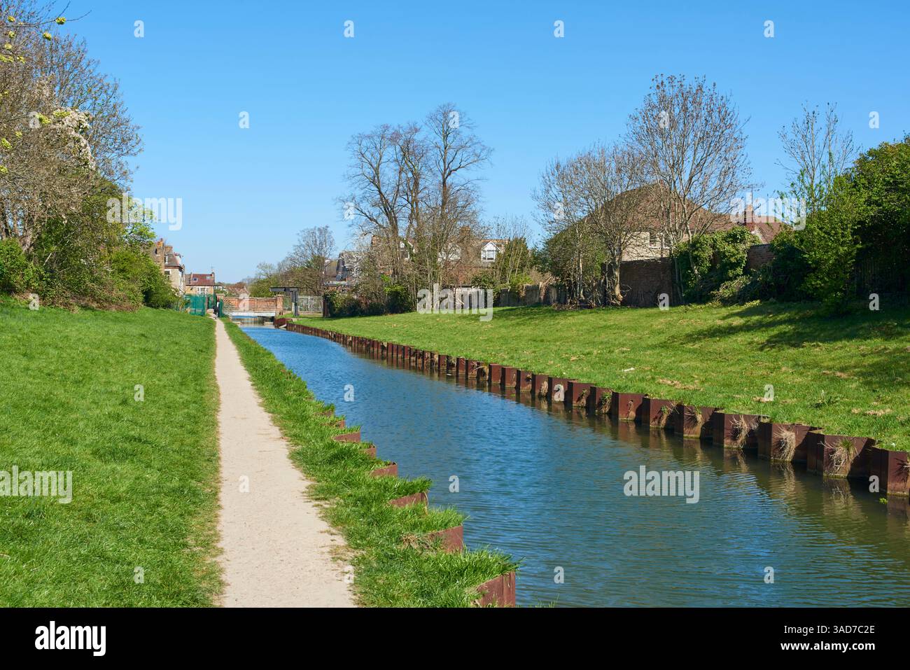 Il New River Path a Bowes Park, Londra, Regno Unito, in primavera Foto Stock