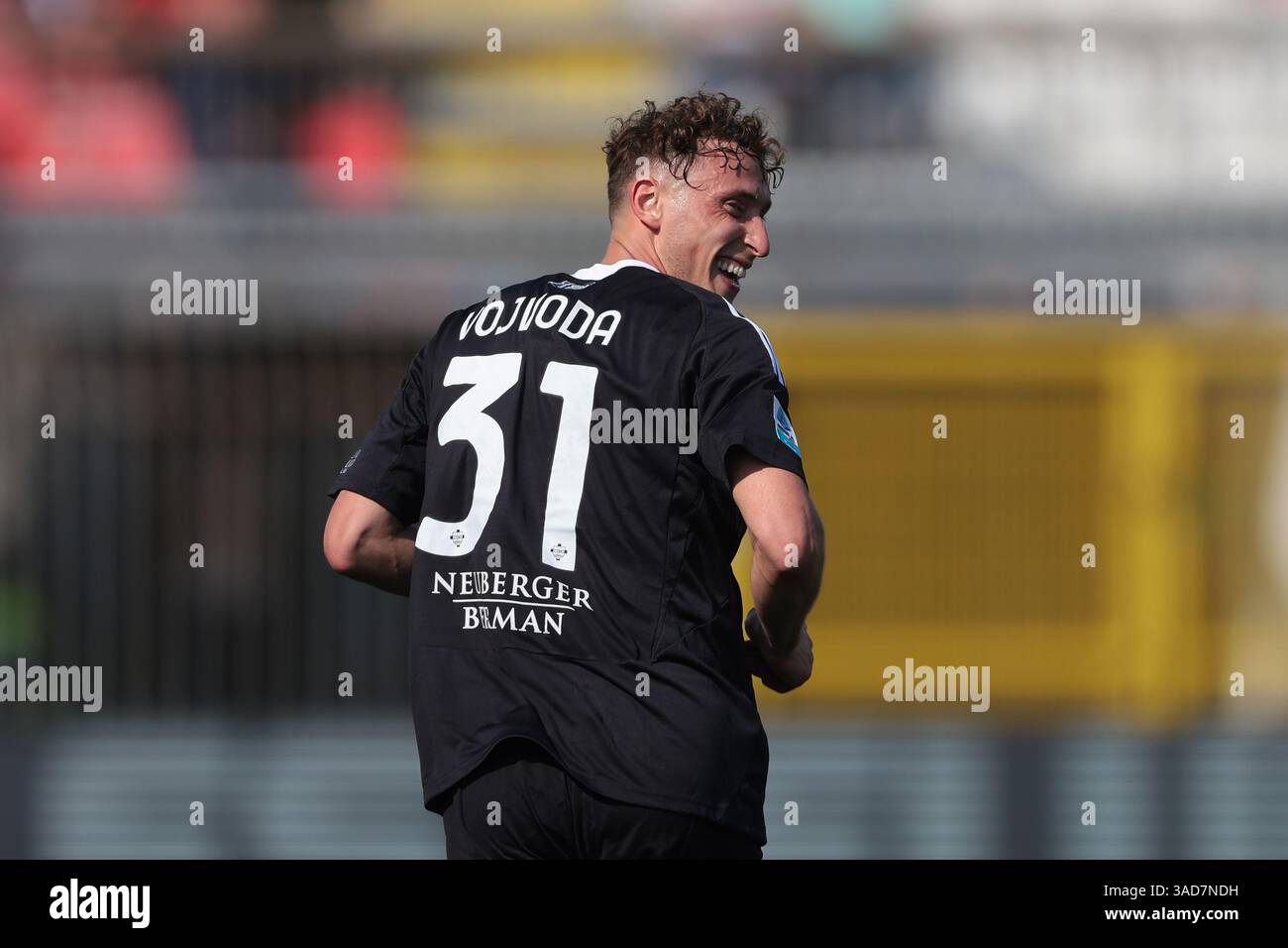 Monza, Italia. 5 aprile 2025. Mergim Vojvoda del Como 1907 reagisce dopo aver segnato per dare alla squadra un vantaggio di 3-1 durante la partita di serie A allo stadio U-Power di Monza. Il credito per immagini dovrebbe essere: Jonathan Moscrop/Sportimage Credit: Sportimage Ltd/Alamy Live News Foto Stock