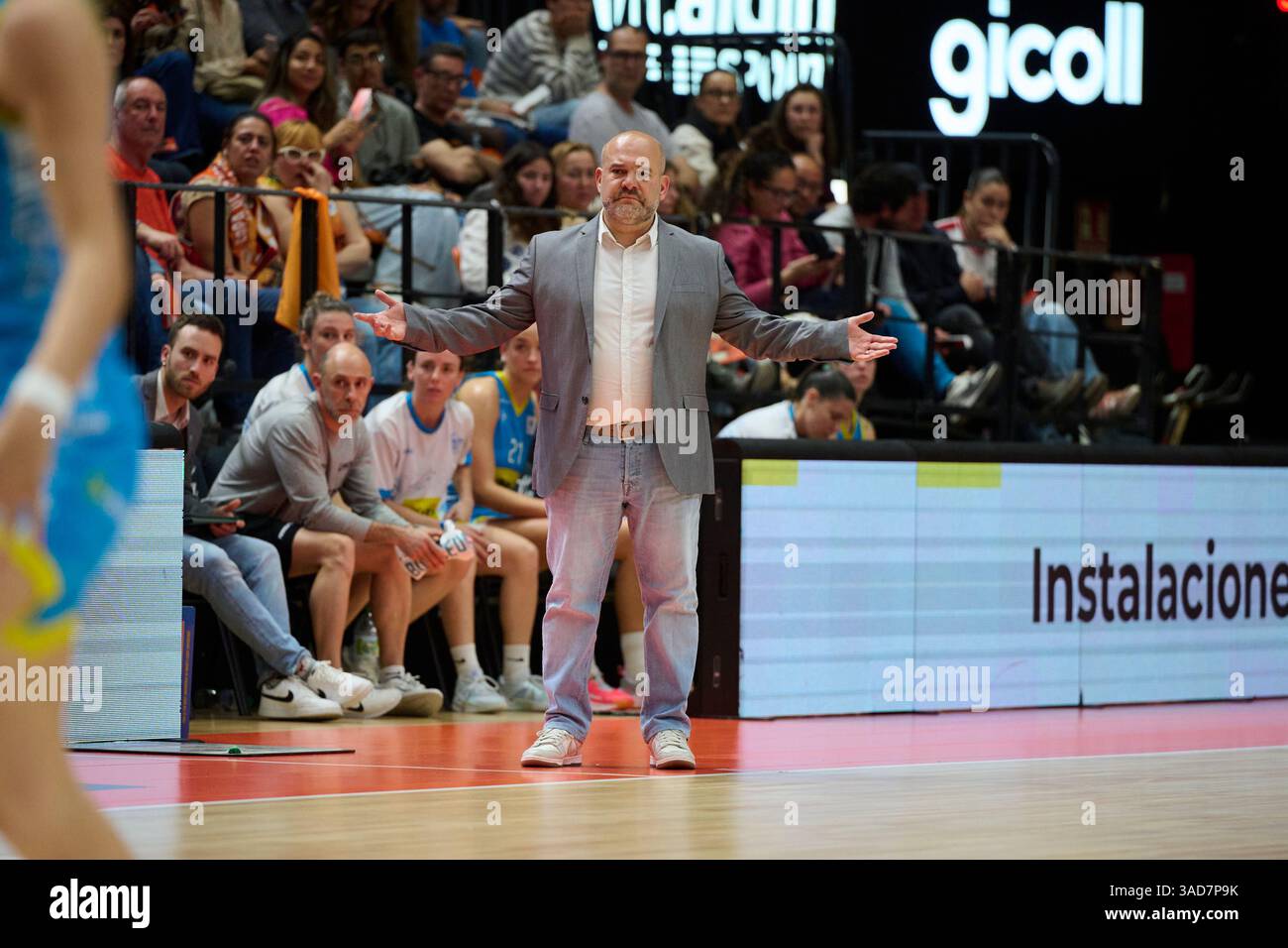 Valencia, Spagna. 4 aprile 2025. Isaac Fernandez allenatore di Cadi la Seu visto in azione durante la Liga Femenina Endesa Regular Season Round 28 tra Valencia Basket e Cadi la Seu a Pabellon Fuente de San Luis. Punteggio finale Valencia Basket 93 : 50 Cadi la Seu (foto di Vicente Vidal Fernández/SOPA Images/Sipa USA) credito: SIPA USA/Alamy Live News Foto Stock
