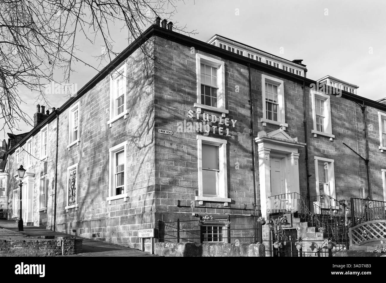 Il fascino georgiano dello Studley Hotel, immerso nella luce soffusa del sole invernale ad Harrogate, Yorkshire. Foto Stock