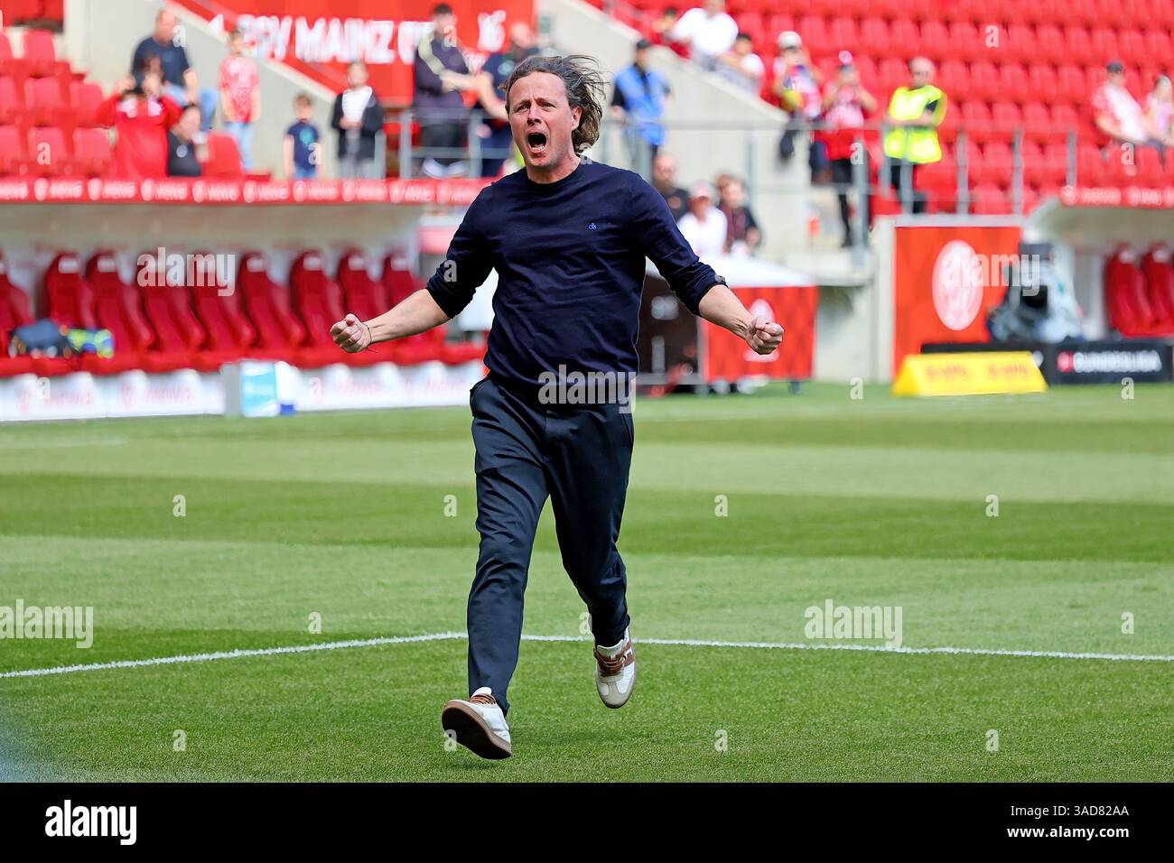 Mainz, Germania. 5 aprile 2025. Magonza, Germania 05. 1 aprile 2025: 1. BL - 2024/2025 - FSV Mainz 05 vs. Holstein Kiel Im Bild: Allenatore Bo Henriksen (Mainz) feuert schon eine Stunde vor Spielbeginn die eigenen fans frenetisch AN. // le normative DFL vietano qualsiasi uso di fotografie come sequenze di immagini e/o quasi-video // credito: dpa/Alamy Live News Foto Stock