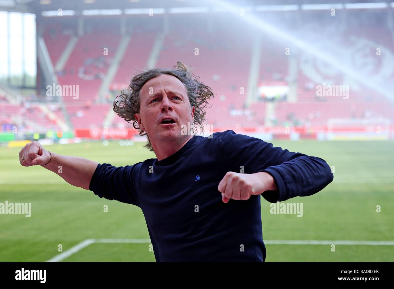 Mainz, Germania. 5 aprile 2025. Magonza, Germania 05. 1 aprile 2025: 1. BL - 2024/2025 - FSV Mainz 05 vs. Holstein Kiel Im Bild: Allenatore Bo Henriksen (Mainz) feuert schon eine Stunde vor Spielbeginn die eigenen fans frenetisch AN. // le normative DFL vietano qualsiasi uso di fotografie come sequenze di immagini e/o quasi-video // credito: dpa/Alamy Live News Foto Stock