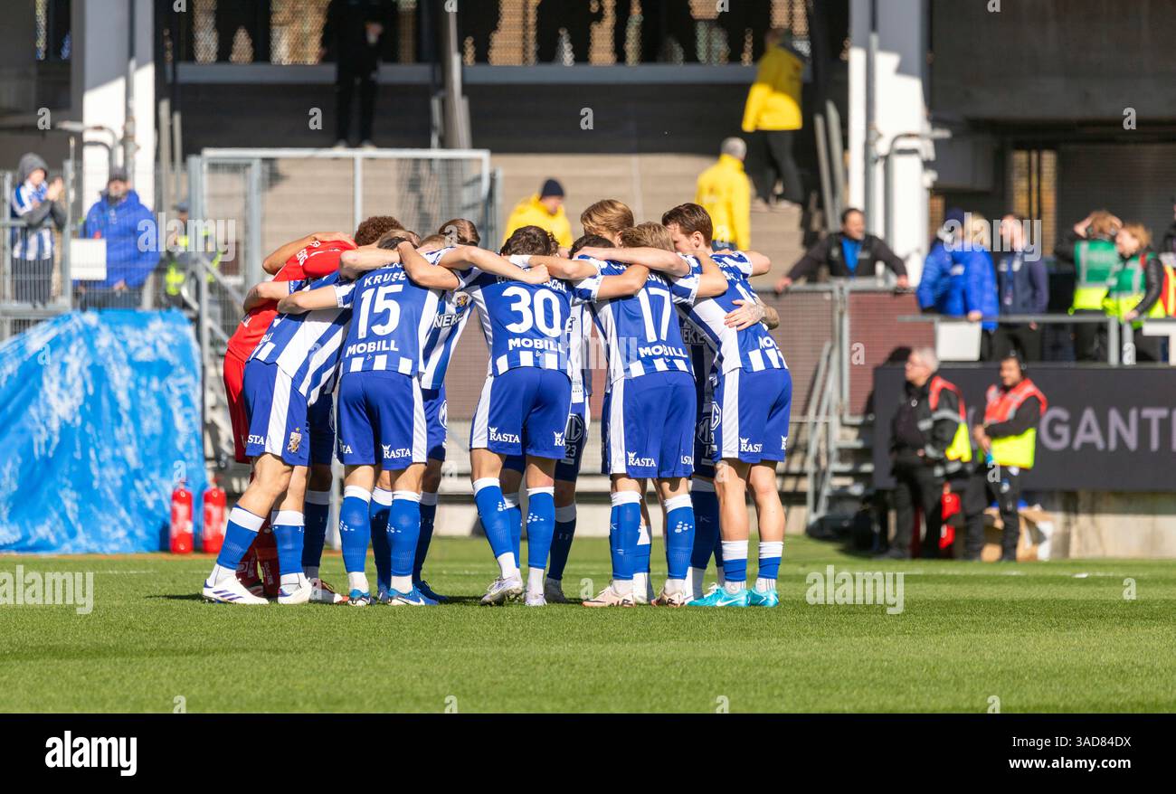 Gothenburg, Svezia. 5 aprile 2025. I giocatori dell'IFK Gothenburg si uniscono prima del calcio d'inizio nella partita tra l'IFK Gothenburg e l'Halmstads BK in Allsvenskan a Gamla Ullevi. Crediti: Per Ljung/Alamy Live News Foto Stock