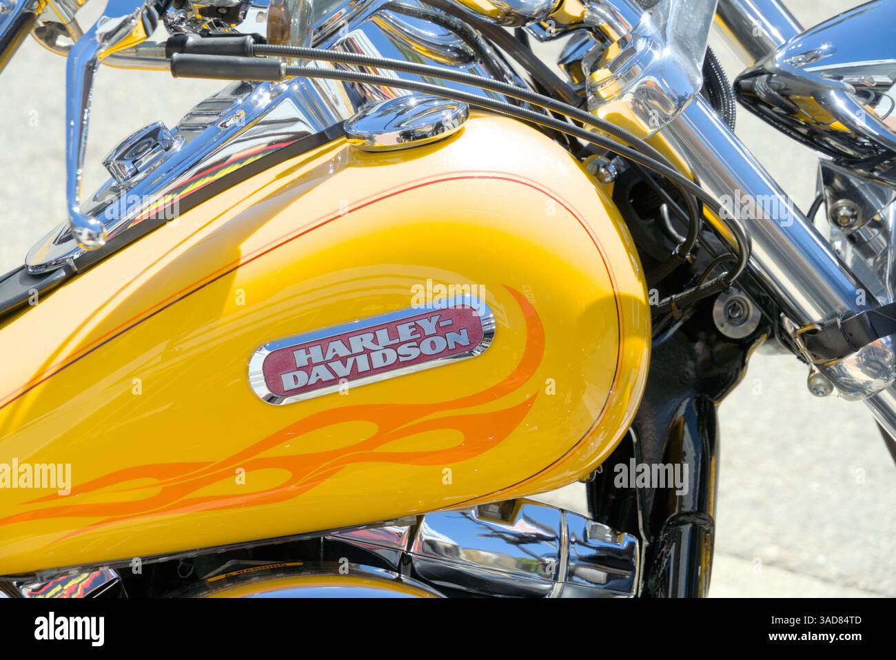 Serbatoio del carburante Harley Davidson giallo con fiamma arancione o flash. Il logo del marchio è molto pulito e lucido. Foto Stock