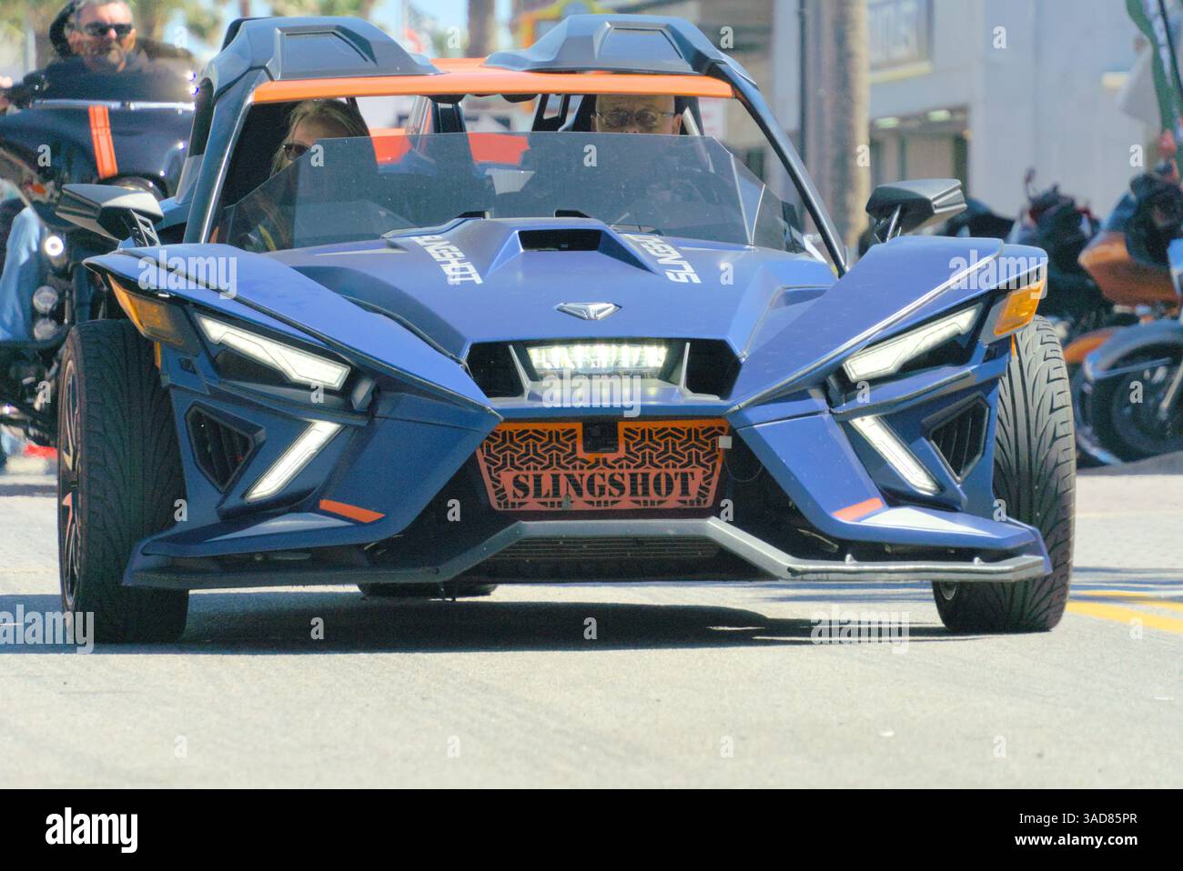 Fionda auto in movimento alla Bike Week 2025 di Dayton Beach. Florida Foto Stock