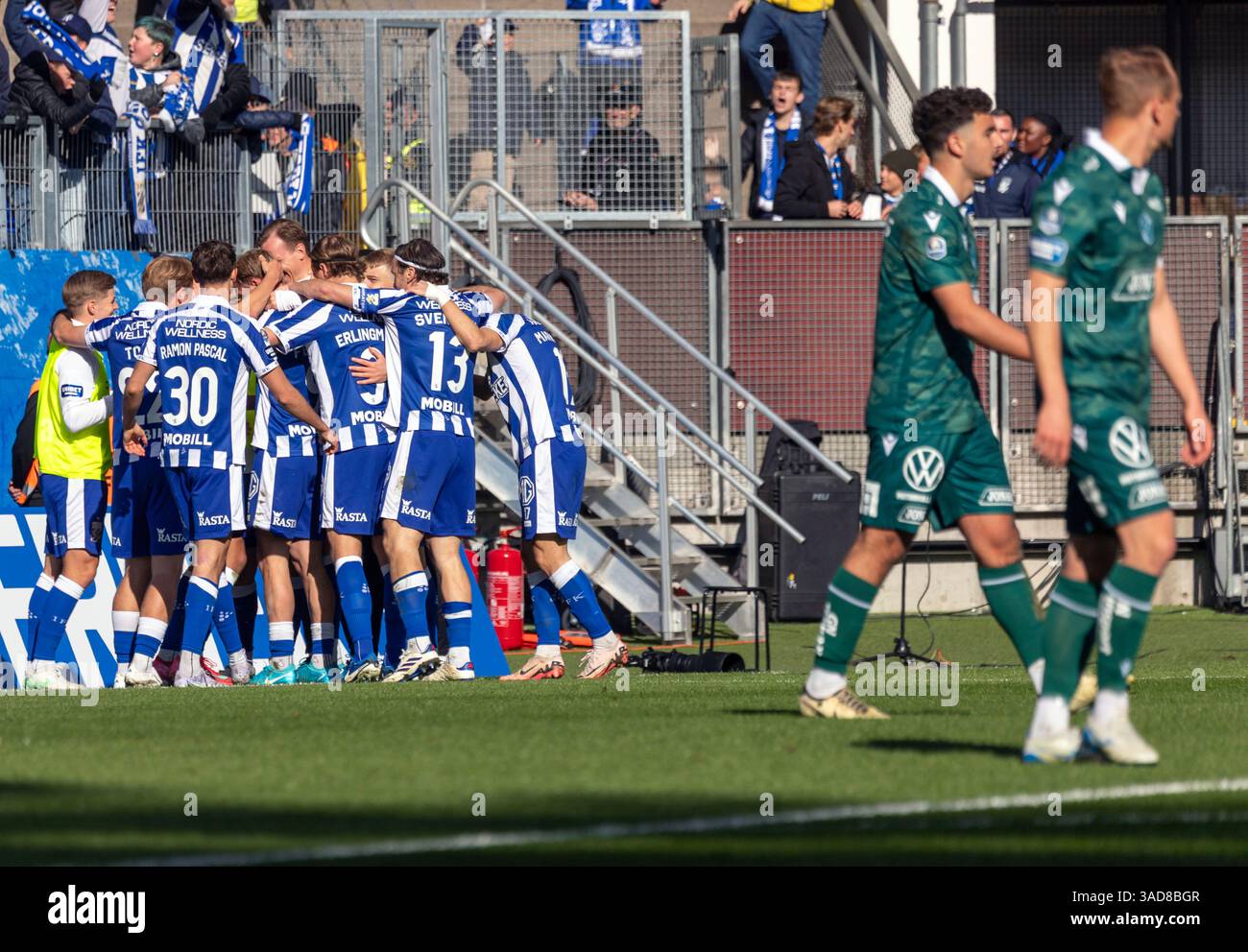 Gothenburg, Svezia. 5 aprile 2025. I giocatori dell'IFK Gothenburg celebrano il gol per il 1-0 di Max Fenger nel secondo tempo della partita tra l'IFK Gothenburg e l'Halmstads BK in Allsvenskan a Gamla Ullevi. Crediti: Per Ljung/Alamy Live News Foto Stock