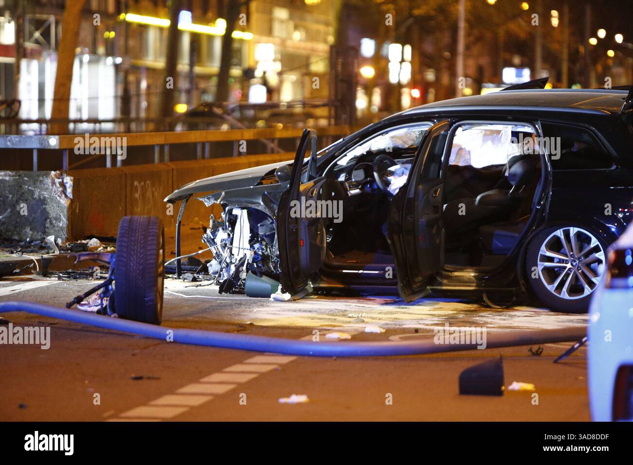 SUV-Fahrerin rammt Verkehrsschilder und Laterne Ermittler schließen Alkoholeinfluss nicht aus, 04.04.25, Hohenstaufenring/Rubensstraße, Köln, *** il conducente SUV si precipita nella segnaletica stradale e gli investigatori dei lampioni non escludono l'influenza dell'alcol, 04 04 25, Hohenstaufenring Rubensstraße, Colonia, Foto Stock