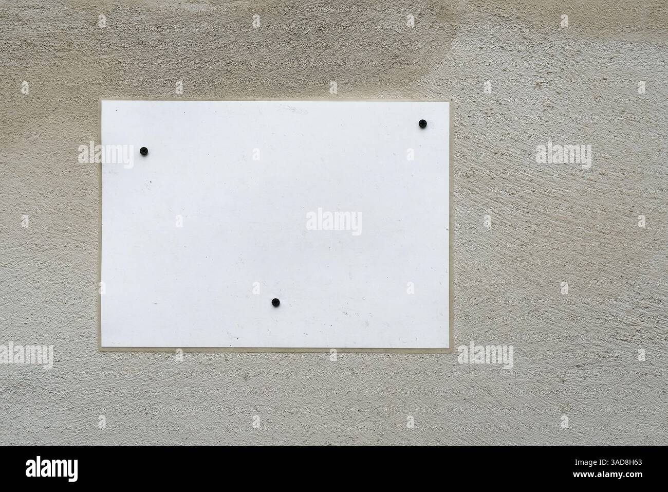 Segno bianco vuoto senza contrassegno con spazio di testo, copyspace, Textfreiraum come avviso sul muro di una casa Foto Stock