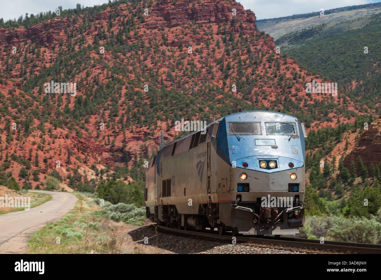 Una locomotiva P42DC conduce il California Zephyr in direzione ovest attraverso la valle del fiume Colorado in estate. Foto Stock