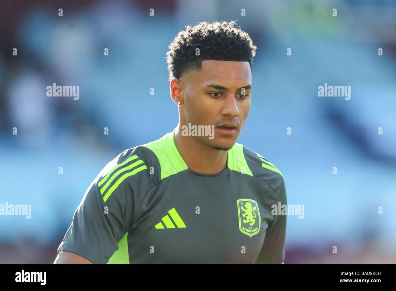 Birmingham, Regno Unito. 5 aprile 2025. Ollie Watkins di Aston Villa si riscalda durante la partita di Premier League inglese tra Aston Villa FC e Nottingham Forest FC a Villa Park, Birmingham, Inghilterra, Regno Unito il 5 aprile 2025 Credit: Lee Keuneke/Every Second Media Credit: Every Second Media/Alamy Live News Foto Stock