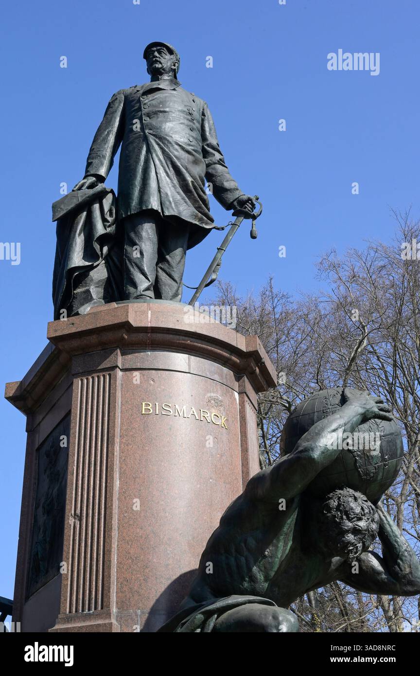 GERMANIA, Berlino, monumento del cancelliere tedesco otto Fürst von Bismarck con casco e spada prussiani, sotto l'uomo che porta il globo, Bismarck ha invitato 1884/85 per la conferenza del congo a Berlino, dove l'africa è stata divisa tra le potenze coloniali europee / DEUTSCHLAND, Berlino, Denkmal Reichskanzler otto Fürst von Bismarck, Bismarck Hat 1884/85 a Berlino zur Kongokonferenz zur Aufteilung Afrikas a Kolonien eingeladen Foto Stock