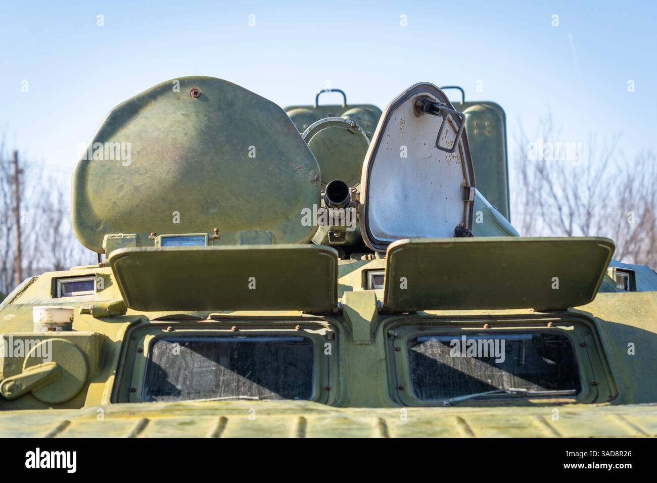 Vecchio veicolo militare blindato russo BTR-80 verde con portelli aperti Foto Stock