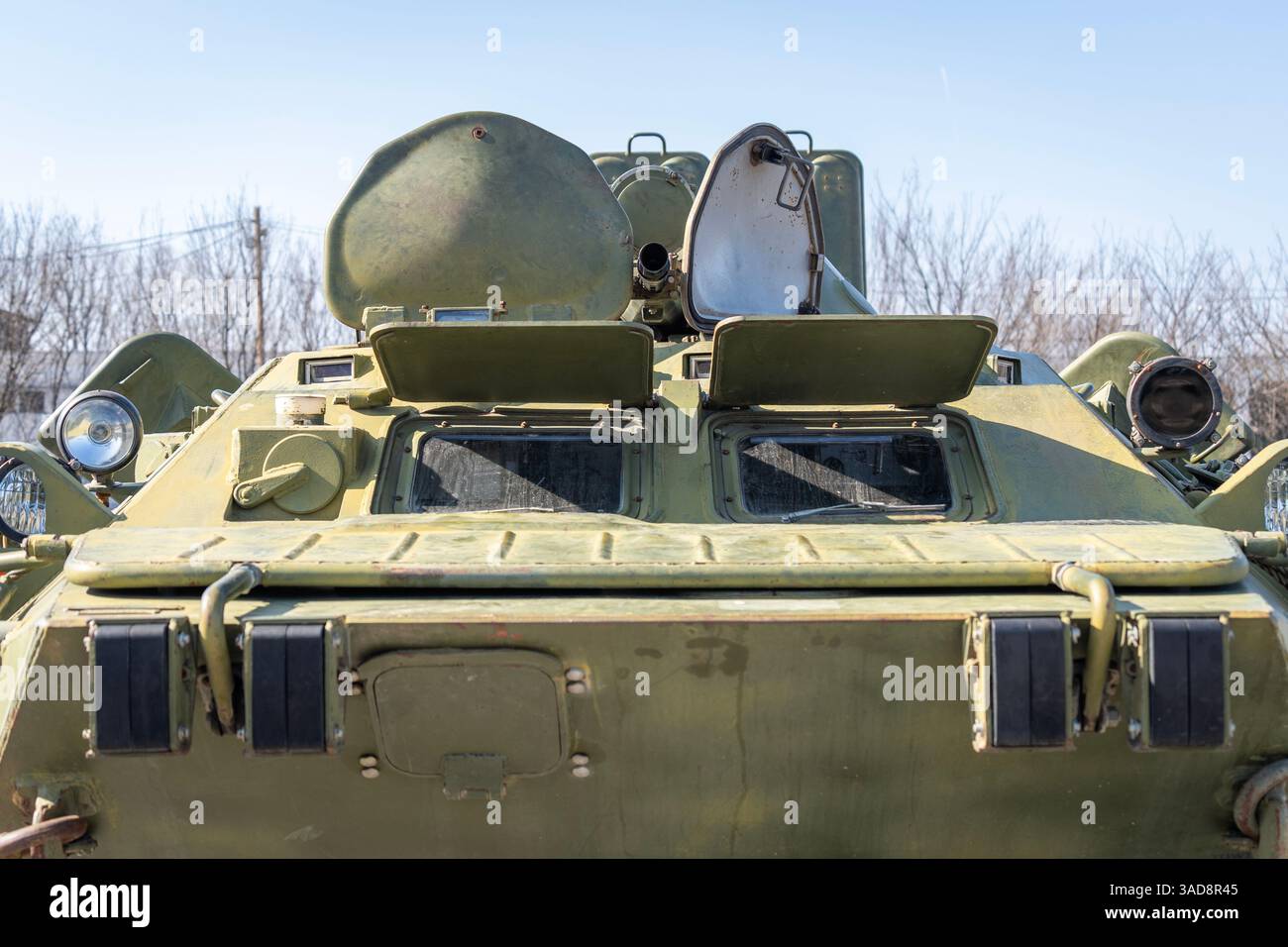 Vecchio veicolo militare blindato russo BTR-80 verde con portelli aperti Foto Stock
