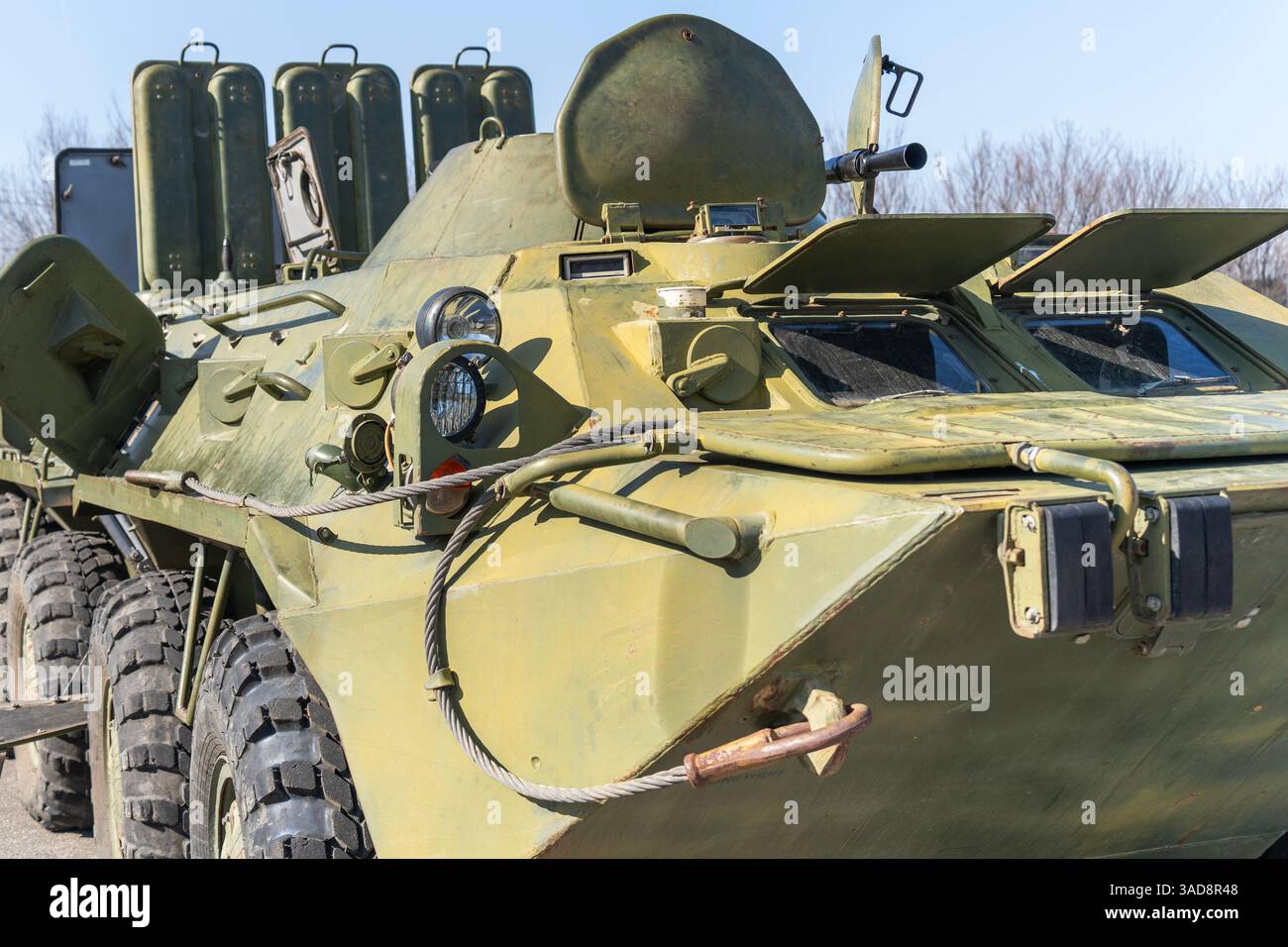Vecchio veicolo militare blindato russo BTR-80 verde con portelli aperti Foto Stock