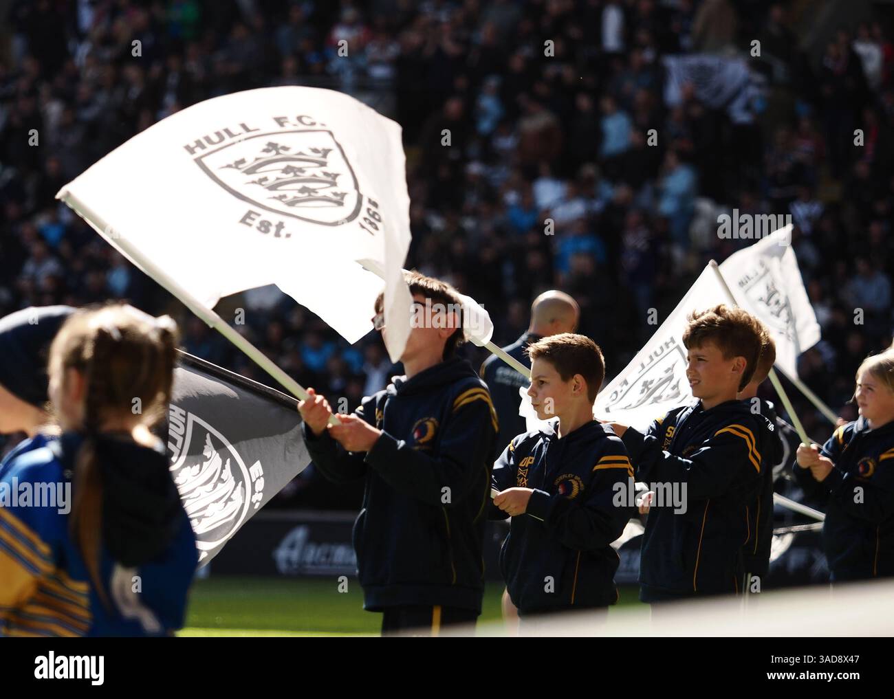 Una giovane mascotte sventola la bandiera di Hull F.C. con orgoglio prima della finale della Betfred Challenger Cup tra Hull FC e Hull KR all'MKM Stadium di Hull, sabato 6 aprile 2025 Foto Stock