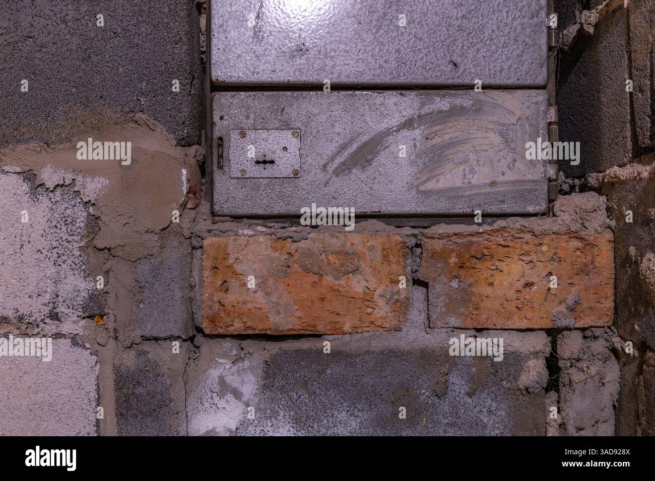 Vecchia scatola fusibili elettrica sulla parete nel seminterrato, eliminando l'interruzione di corrente in una vecchia casa di riposo Foto Stock