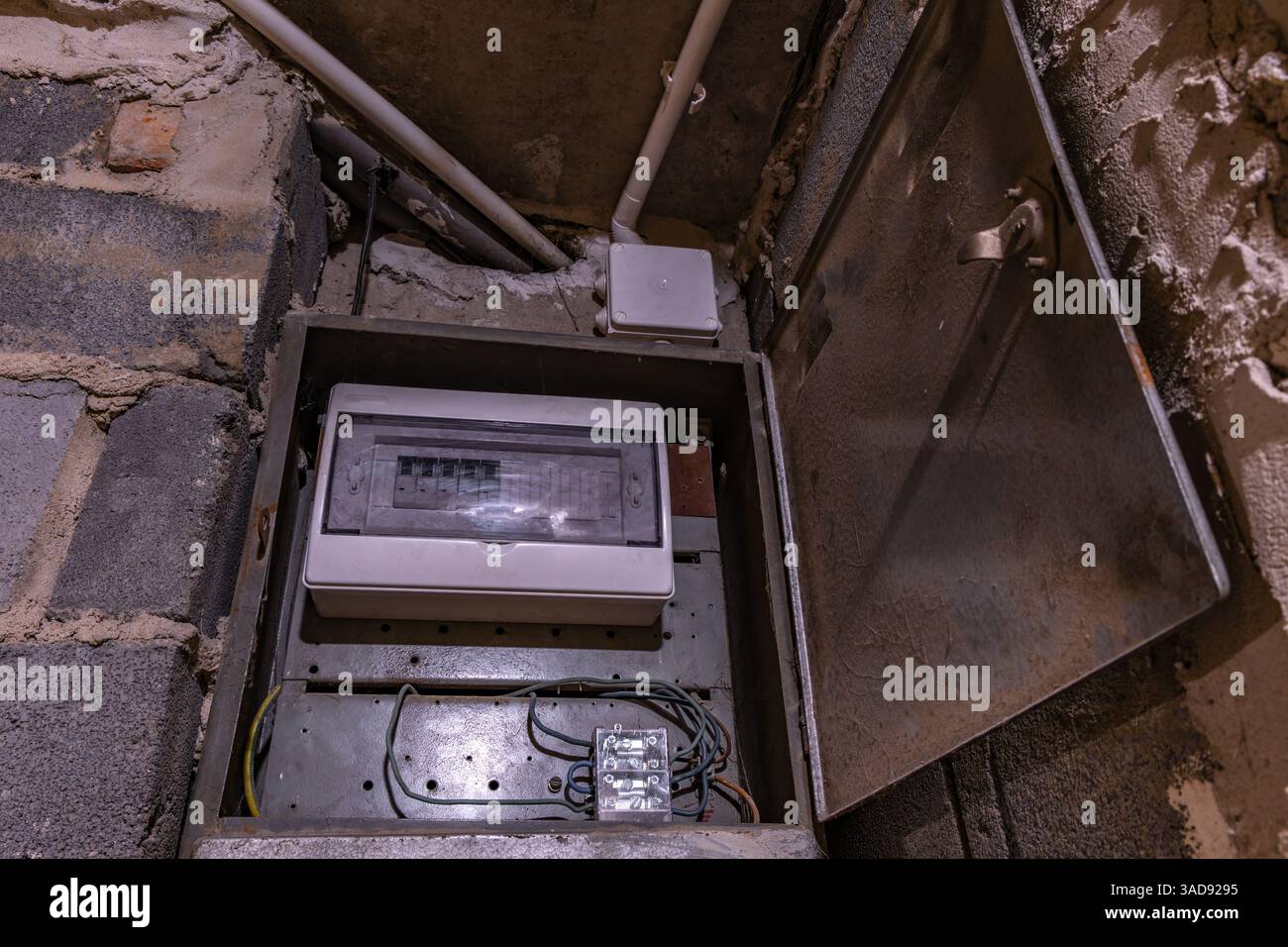 Vecchia scatola fusibili elettrica sulla parete nel seminterrato, eliminando l'interruzione di corrente in una vecchia casa di riposo Foto Stock