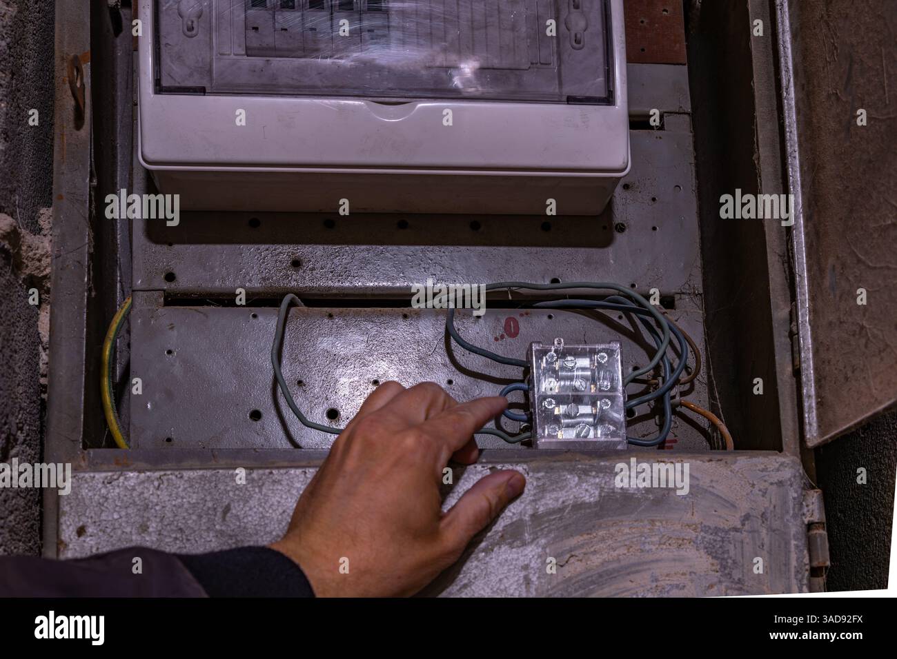 Vecchia scatola fusibili elettrica sulla parete nel seminterrato, eliminando l'interruzione di corrente in una vecchia casa di riposo Foto Stock