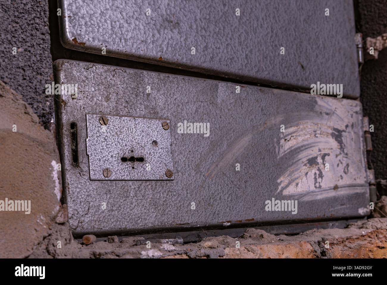 Vecchia scatola fusibili elettrica sulla parete nel seminterrato, eliminando l'interruzione di corrente in una vecchia casa di riposo Foto Stock