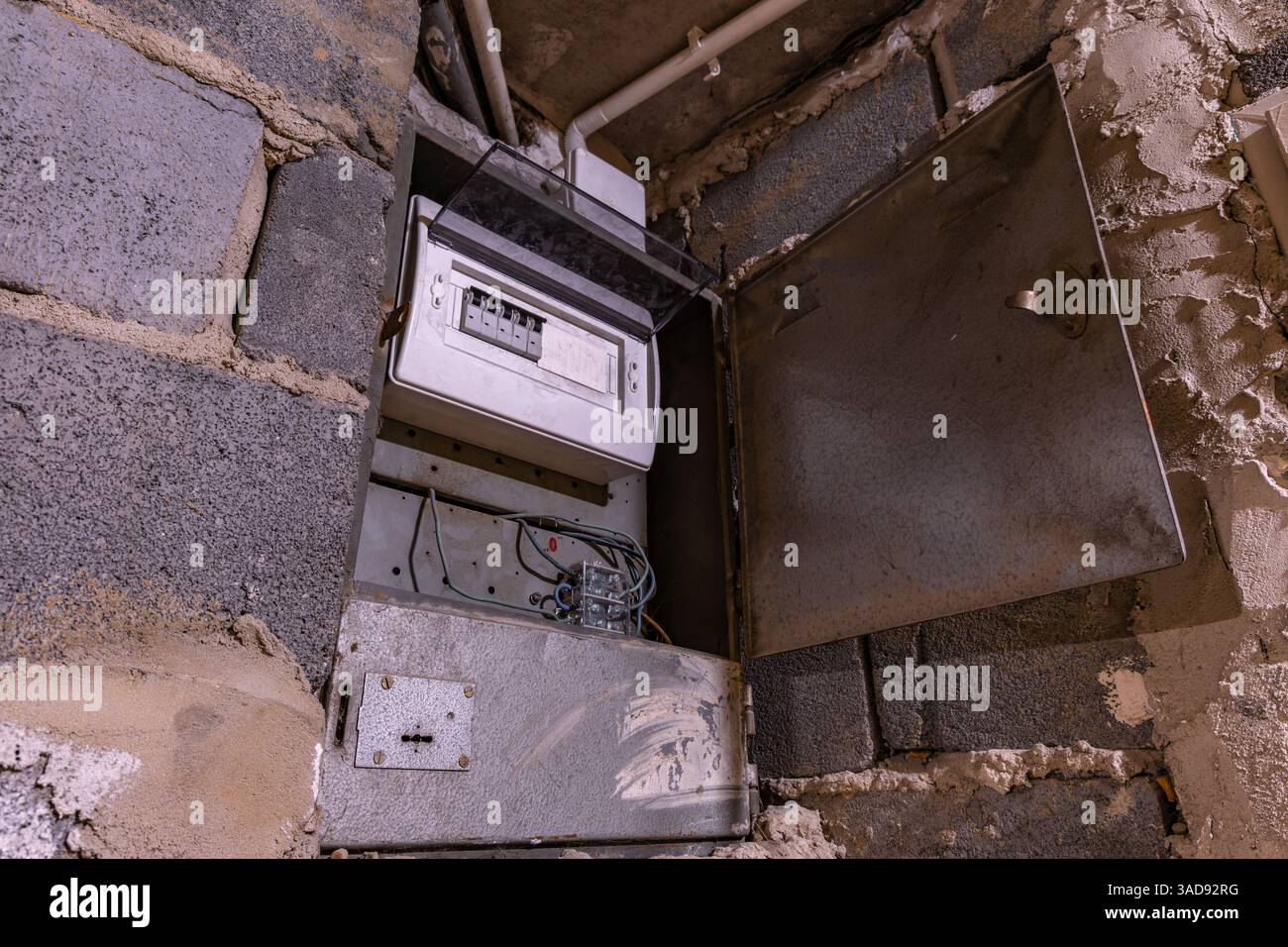 Vecchia scatola fusibili elettrica sulla parete nel seminterrato, eliminando l'interruzione di corrente in una vecchia casa di riposo Foto Stock