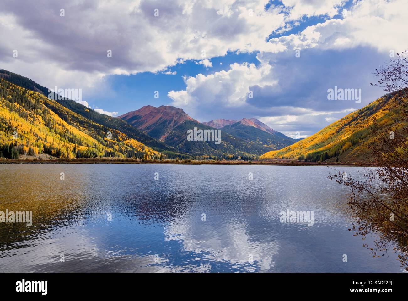 Il vecchio West aspens del Colorado, nuvole da sogno, segue le montagne Foto Stock