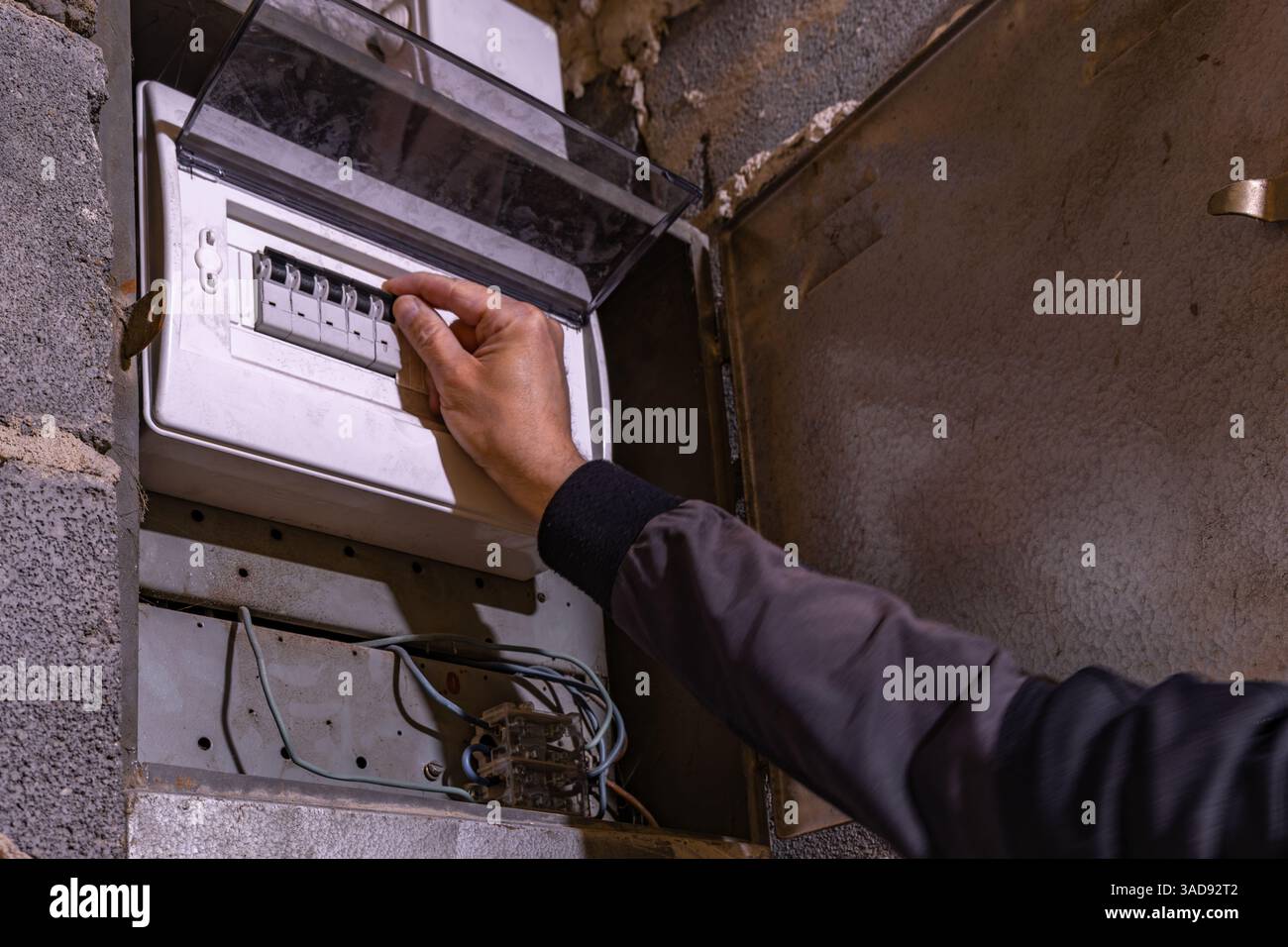 Vecchia scatola fusibili elettrica sulla parete nel seminterrato, eliminando l'interruzione di corrente in una vecchia casa di riposo Foto Stock