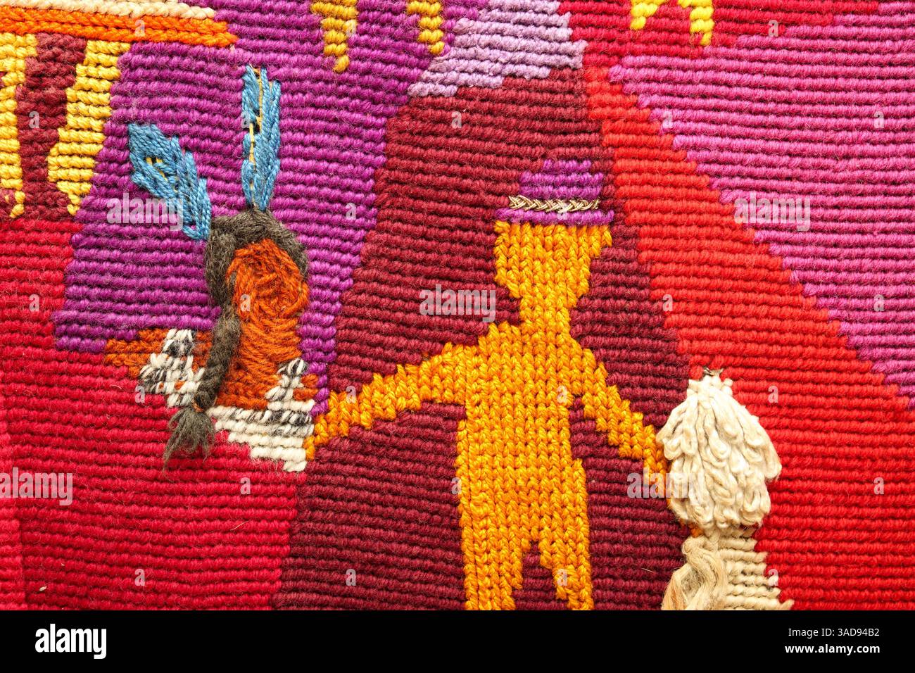 Grande arazzo con indigeni e coloni che si tengono per mano. Primo piano di murales o arazzi di arte popolare cimellata. Tappeto da parete con Happy colo Foto Stock