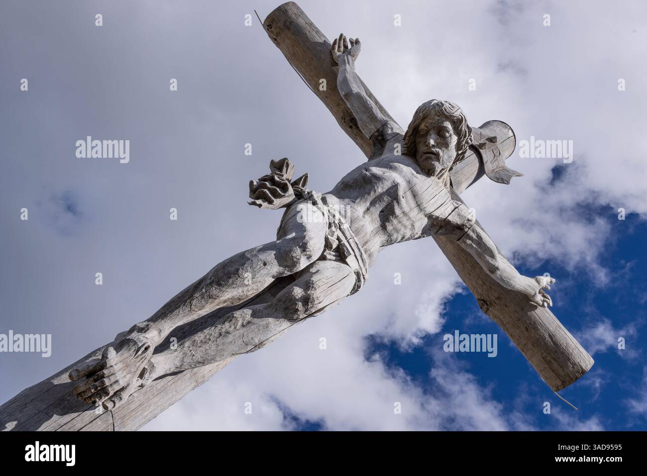 dolomiti italia montagne nuvole gesù legno Foto Stock