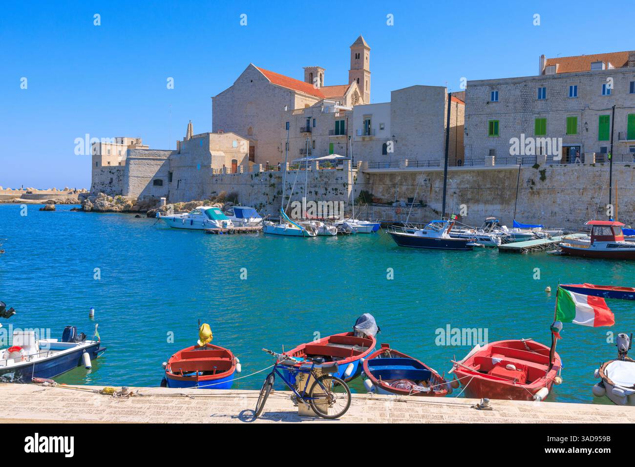 Centro storico di Giovinazzo in Puglia: Vista sul porto con la Cattedrale di Santa Maria Assunta in stile romanico pugliese. Foto Stock