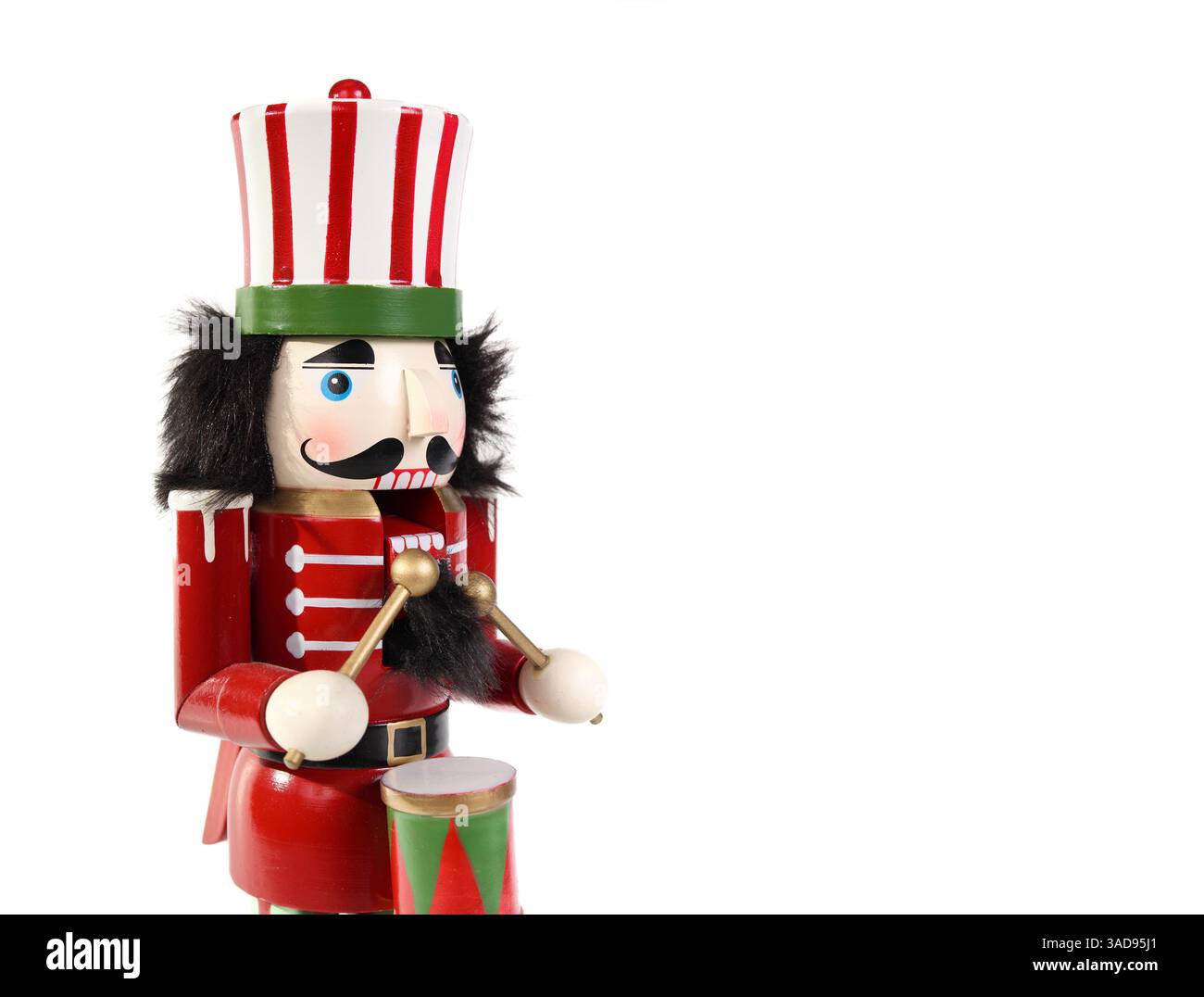 Schiaccianoci isolato che suona la batteria. Gioioso ritratto di un soldato di schiaccianoci d'epoca. Decorazioni natalizie retrò o per Capodanno. Simbolizzare lo streng Foto Stock