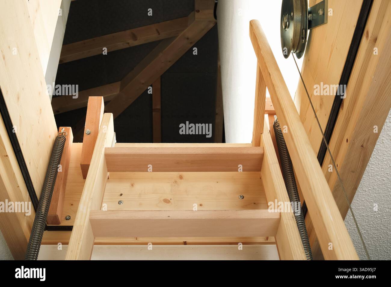 Aprire la porta dell'attico con la scala. Scaletta scorrevole espandibile per accedere all'attico o al loft. Bobina a molla e puleggia metallica. Ingombro ridotto. Se Foto Stock