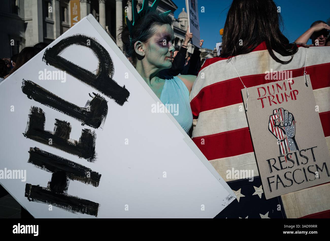 Londra, Regno Unito, 5 aprile 2025. Una dimostrazione contro le politiche e le dichiarazioni dell'amministrazione Trump ha avuto luogo a Trafalgar Square, Londra. Faceva parte delle proteste “mani libere” a livello mondiale contro Trump, Elon Musk e le politiche della nuova amministrazione americana. (Tennessee Jones - Alamy Live News) Foto Stock