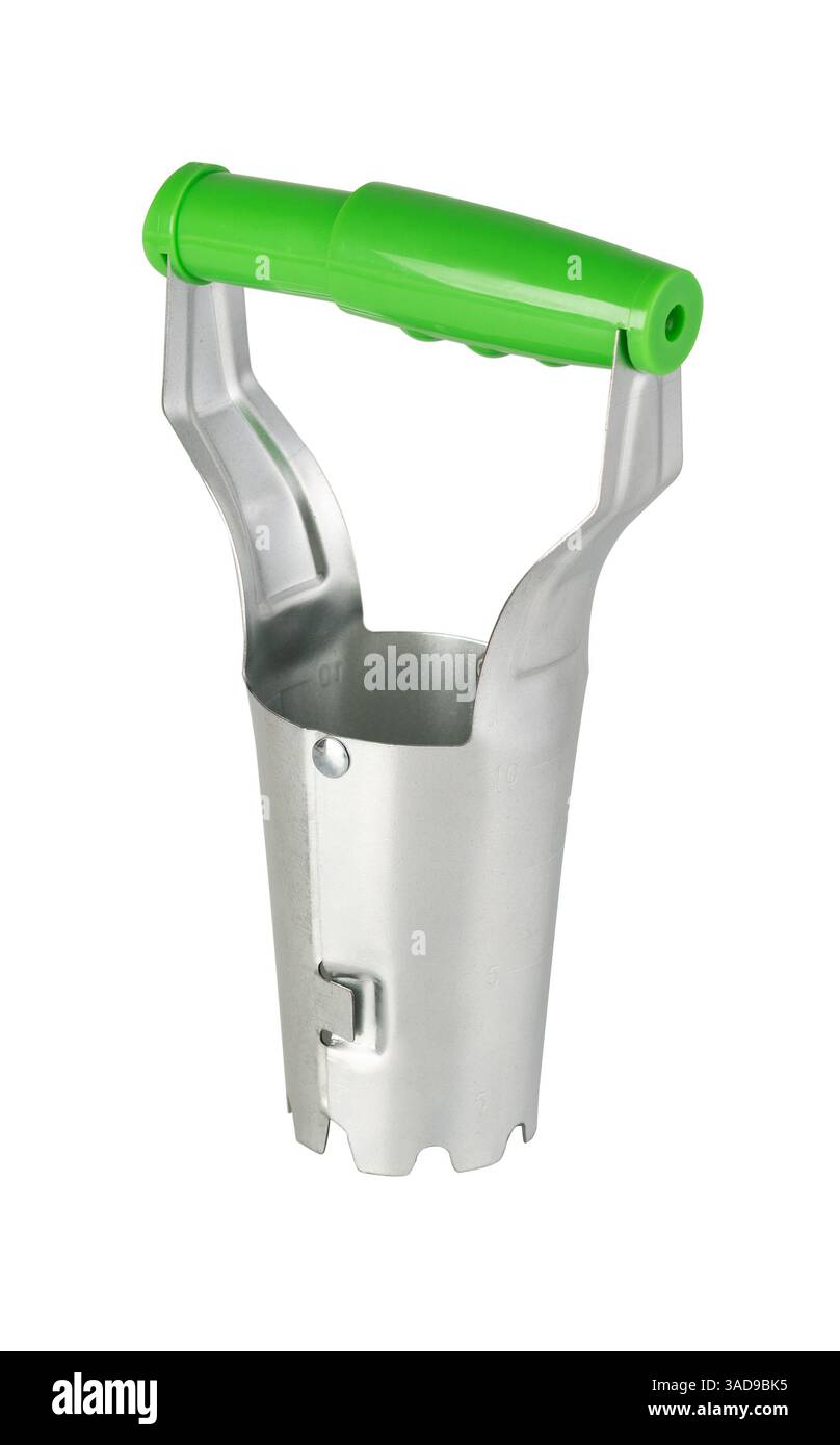 Piantatrice a bulbo metallico con impugnatura verde isolata su sfondo bianco Foto Stock