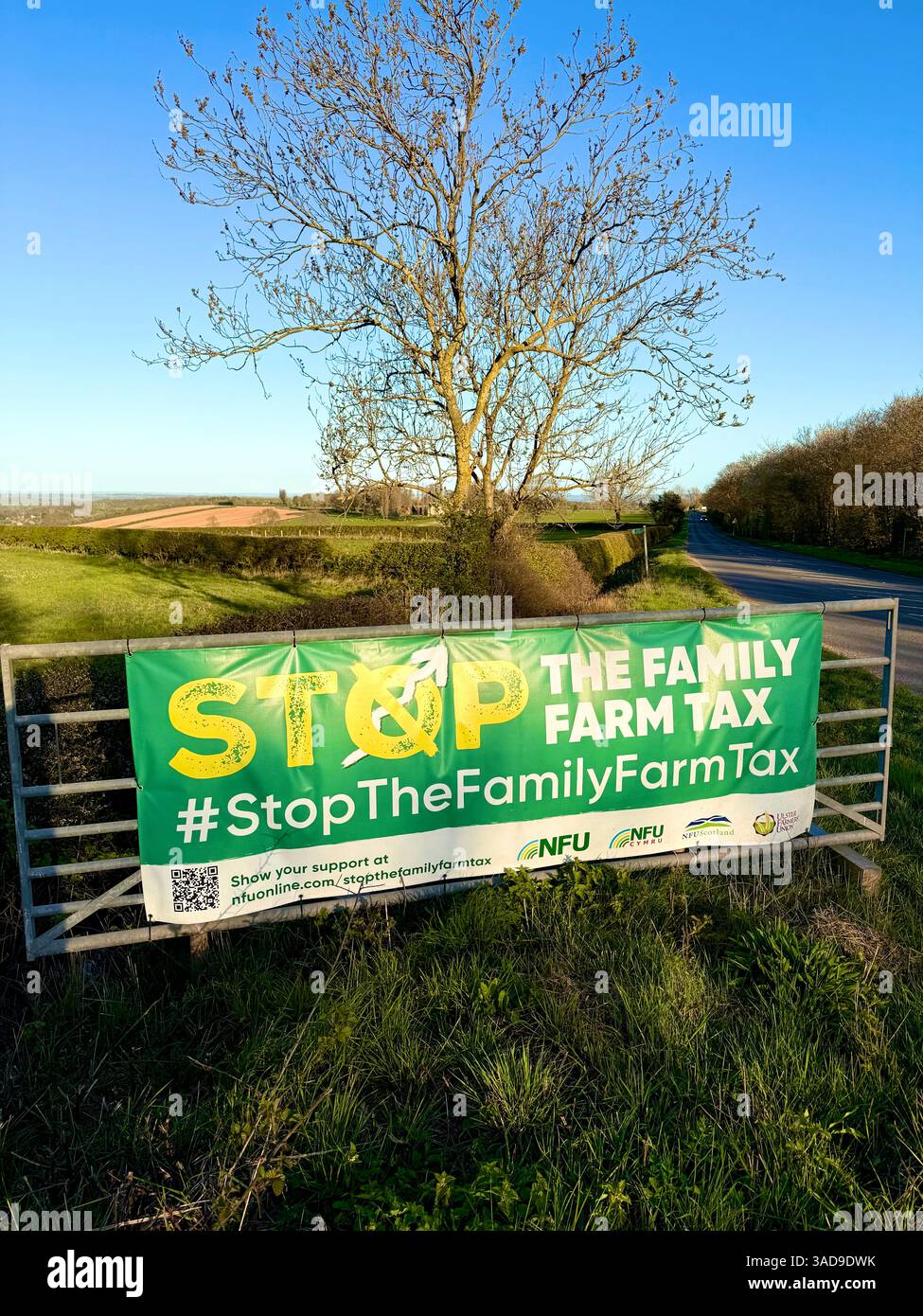 A Stop the Family Farm Tax banner adiacente alle fattorie nell'Inghilterra rurale, Regno Unito Foto Stock