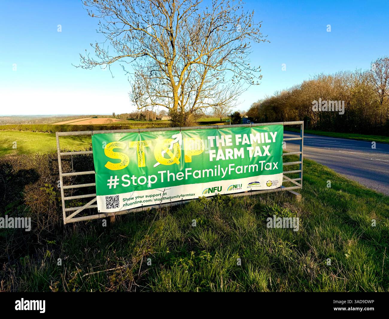 A Stop the Family Farm Tax banner adiacente alle fattorie nell'Inghilterra rurale, Regno Unito Foto Stock
