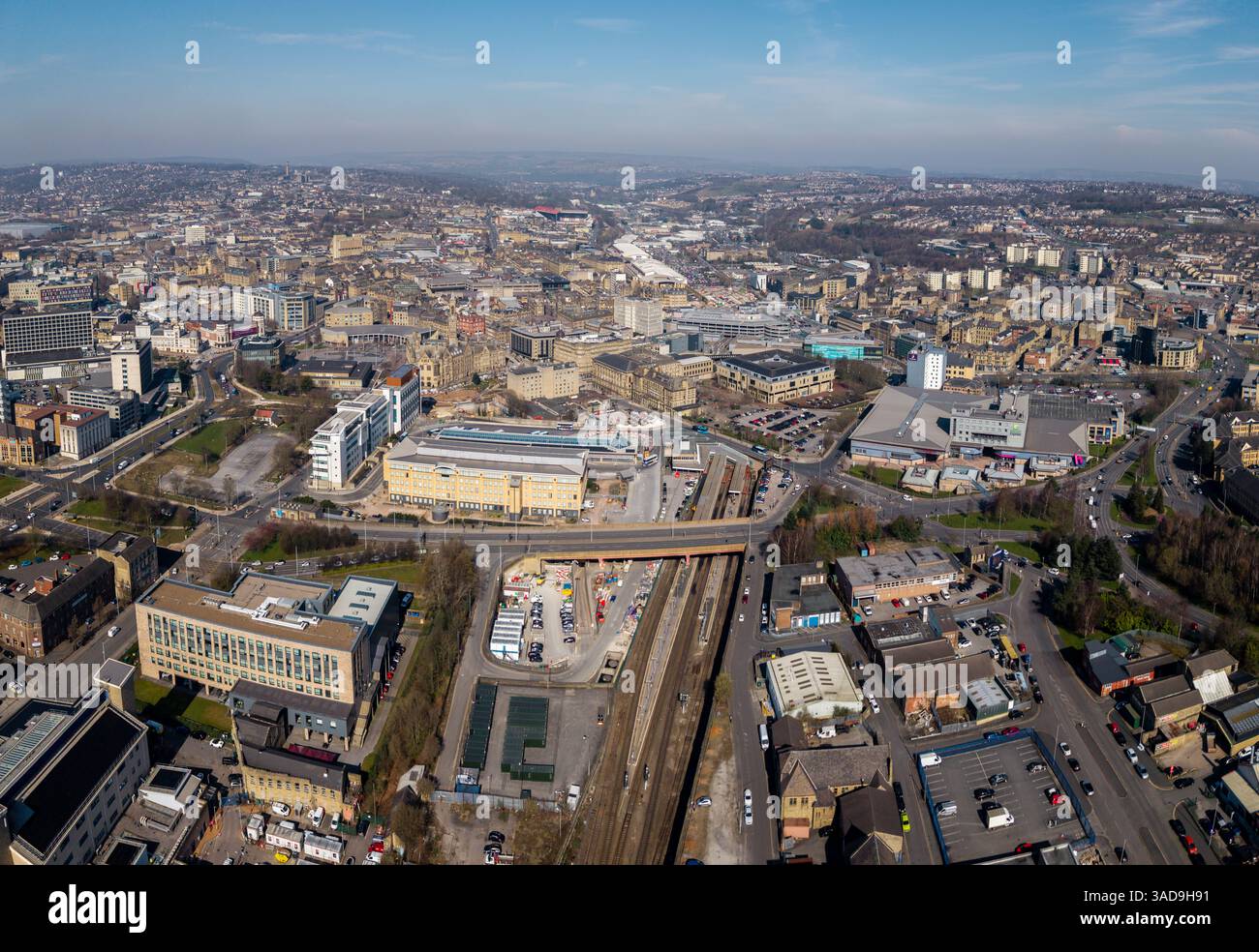 Vista aerea dello skyline urbano di Bradford nel West Yorkshire, città della cultura del Regno Unito per il 2025 Foto Stock
