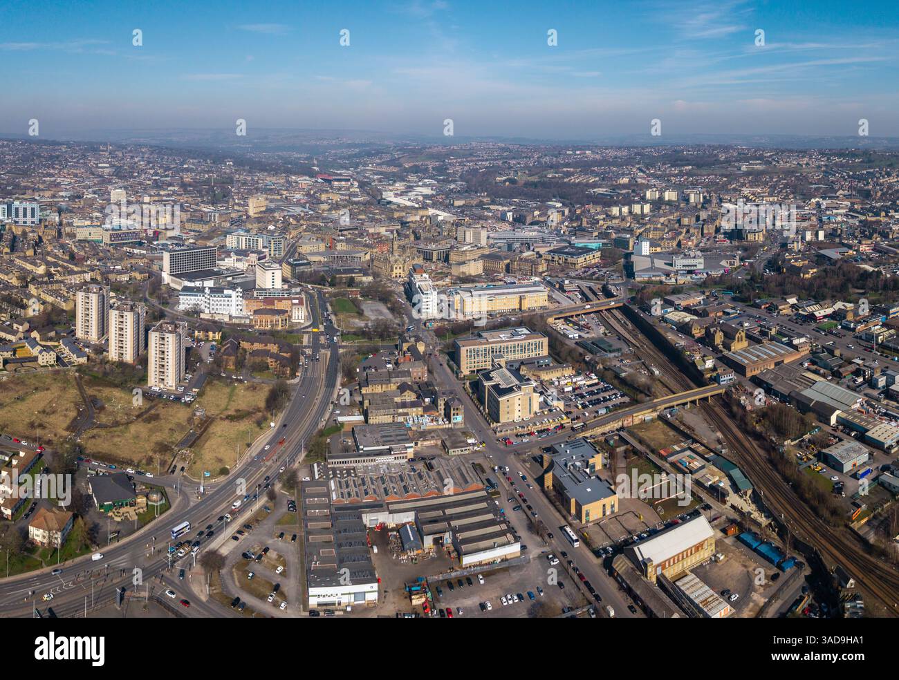 Vista aerea dello skyline urbano di Bradford nel West Yorkshire, città della cultura del Regno Unito per il 2025 Foto Stock