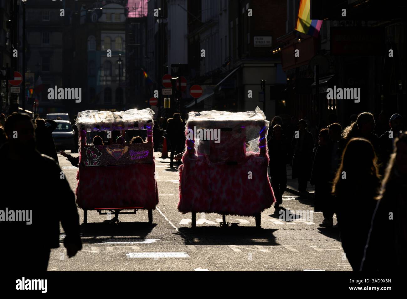 Risciò ciclabile, Old compton Street, Soho, Londra, Regno Unito. 15 marzo 2025 Foto Stock