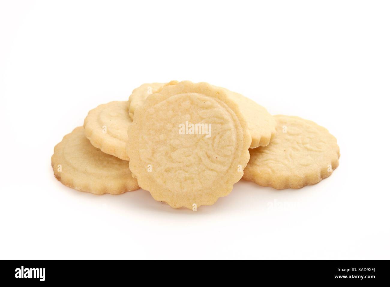 Mucchio di biscotti al burro. Biscotti francesi rotondi, noti anche come biscotti al burro parigini, soleils o sablés. Biscotti al tè o per regali natalizi. S Foto Stock
