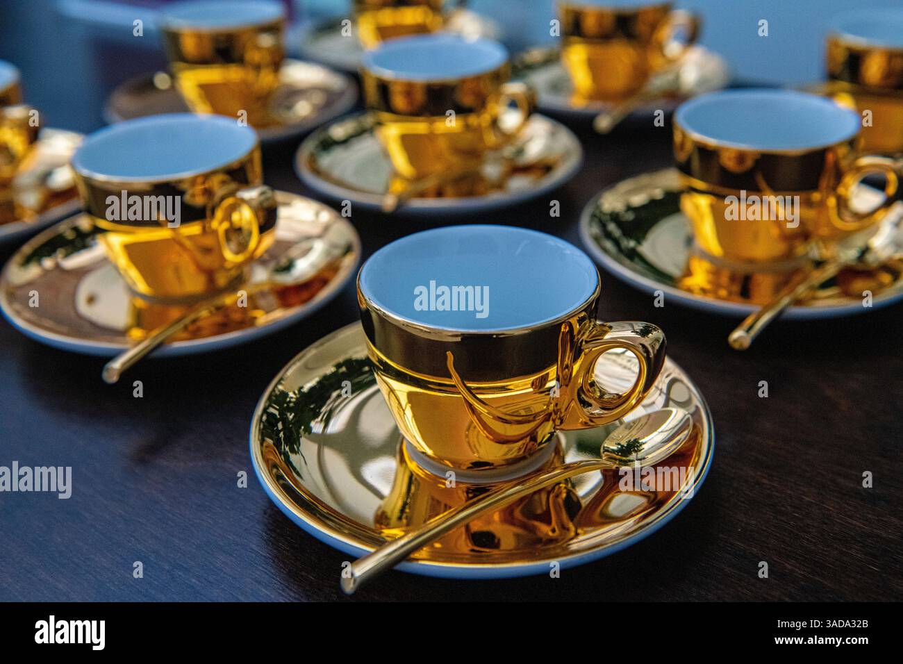 Bellissime tazze e piattini dorati Foto Stock Bellissime tazze e piattini dorati Foto Stock