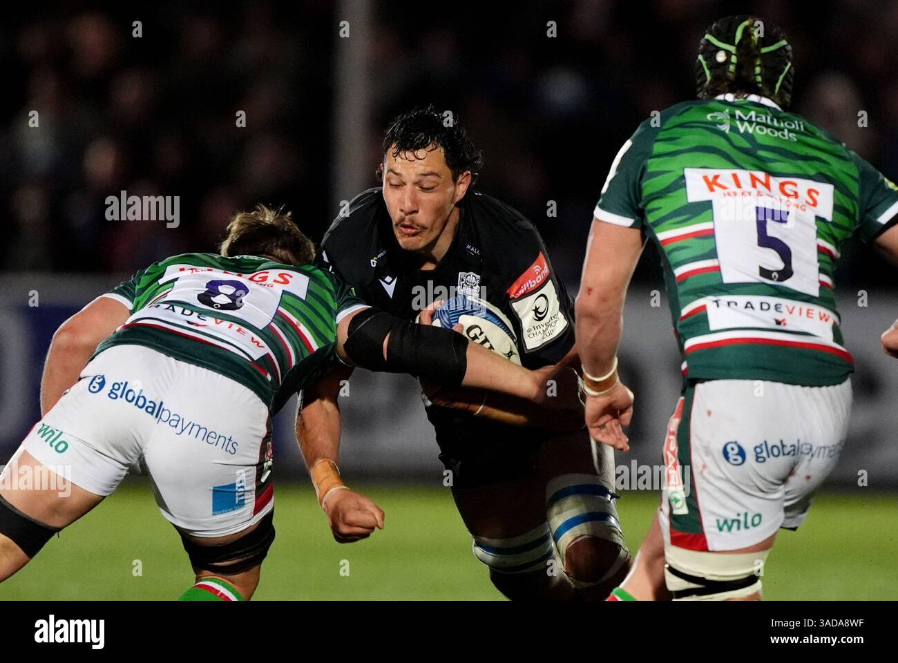Il Glasgow Warriors JP du Preez viene placcato durante la partita della Investec Champions Cup allo Scotstoun Stadium di Glasgow. Data foto: Sabato 5 aprile 2025. Foto Stock