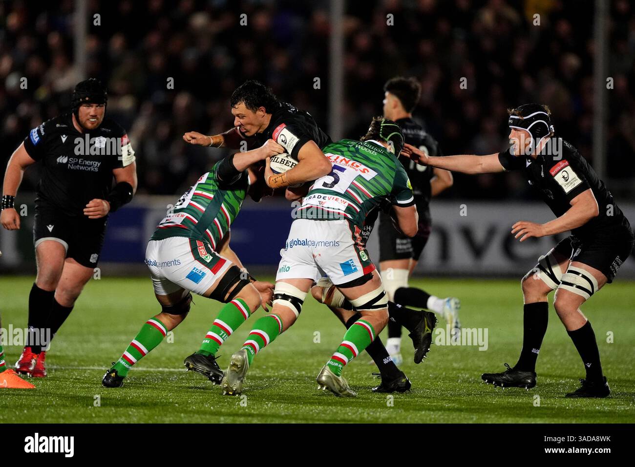 Il Glasgow Warriors JP du Preez viene placcato durante la partita della Investec Champions Cup allo Scotstoun Stadium di Glasgow. Data foto: Sabato 5 aprile 2025. Foto Stock