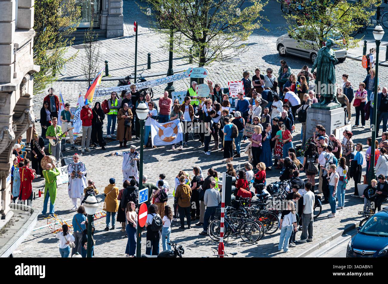 Una piccola folla che protesta contro i negoziati e le formazioni del governo regionale di Bruxelles, nei pressi del Parlamento regionale di Bruxelles, in Belgio. Aprile Foto Stock Una piccola folla che protesta contro i negoziati e le formazioni del governo regionale di Bruxelles, nei pressi del Parlamento regionale di Bruxelles, in Belgio. Aprile Foto Stock