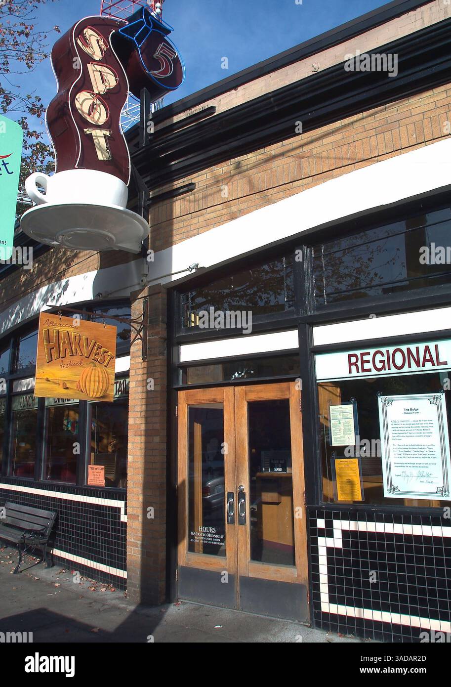 22 ottobre 2003; Seattle, Washington, Stati Uniti; il ristorante 5 Spot di Seattle presenta il Bulge - un delizioso mix di banane fritte zuccherate, gelati, noci di macadamia, panna montata e due tipi di sciroppo. I commensali che ordinano l'Ardenne devono firmare una rinuncia promettendo di non intentare una "causa per l'obesità" se ottengono un mento in più. La rinuncia è in parte una trovata pubblicitaria, in parte una dichiarazione politica rivolta direttamente agli avvocati che portano "tute grasse" contro i ristoranti fast-food, tra cui McDonald's... (Immagine di credito: Larry Davis/ZUMAPRESS.com) Foto Stock