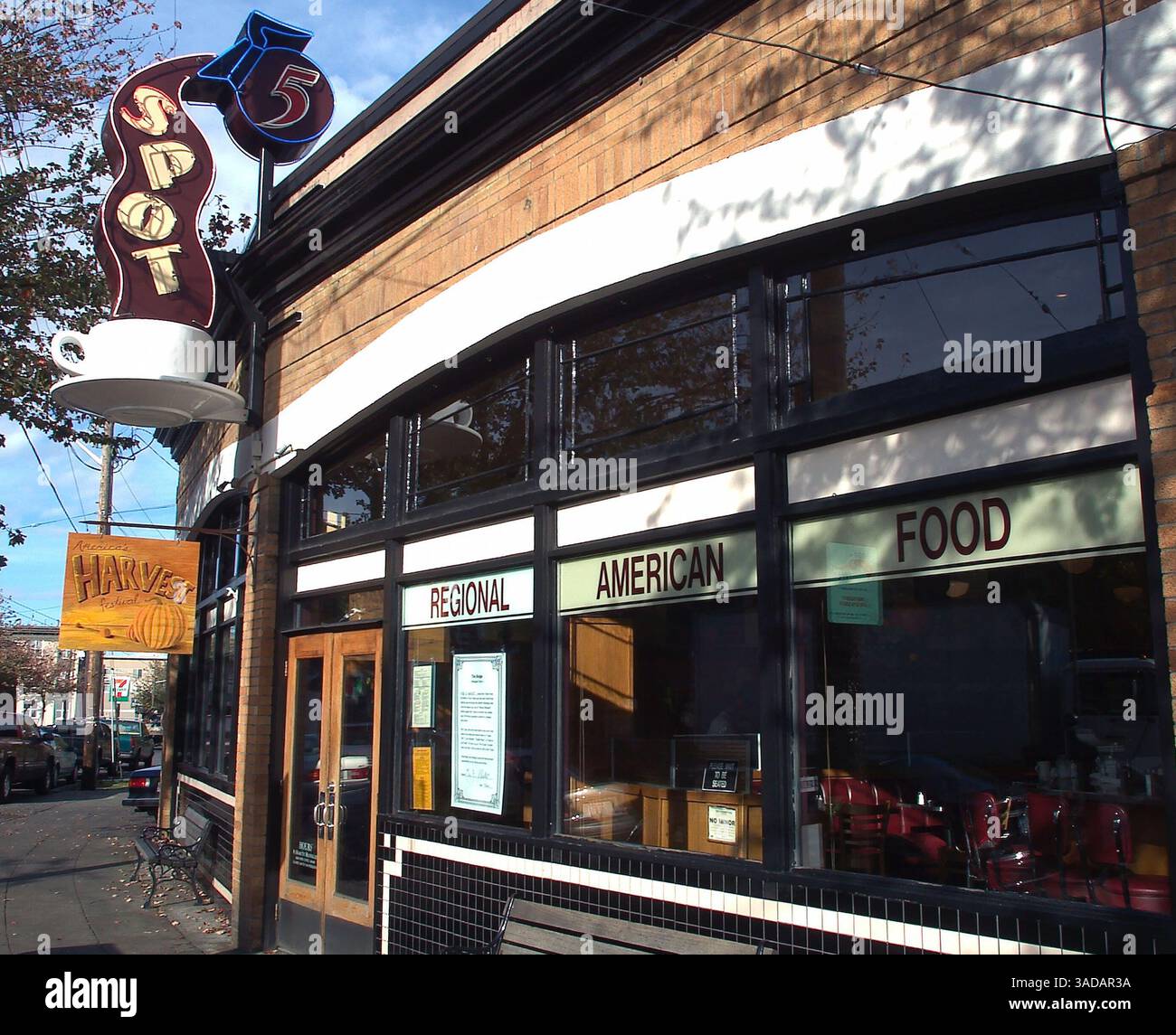 22 ottobre 2003; Seattle, Washington, Stati Uniti; il ristorante 5 Spot di Seattle presenta il Bulge - un delizioso mix di banane fritte zuccherate, gelati, noci di macadamia, panna montata e due tipi di sciroppo. I commensali che ordinano l'Ardenne devono firmare una rinuncia promettendo di non intentare una "causa per l'obesità" se ottengono un mento in più. La rinuncia è in parte una trovata pubblicitaria, in parte una dichiarazione politica rivolta direttamente agli avvocati che portano "tute grasse" contro i ristoranti fast-food, tra cui McDonald's... (Immagine di credito: Larry Davis/ZUMAPRESS.com) Foto Stock