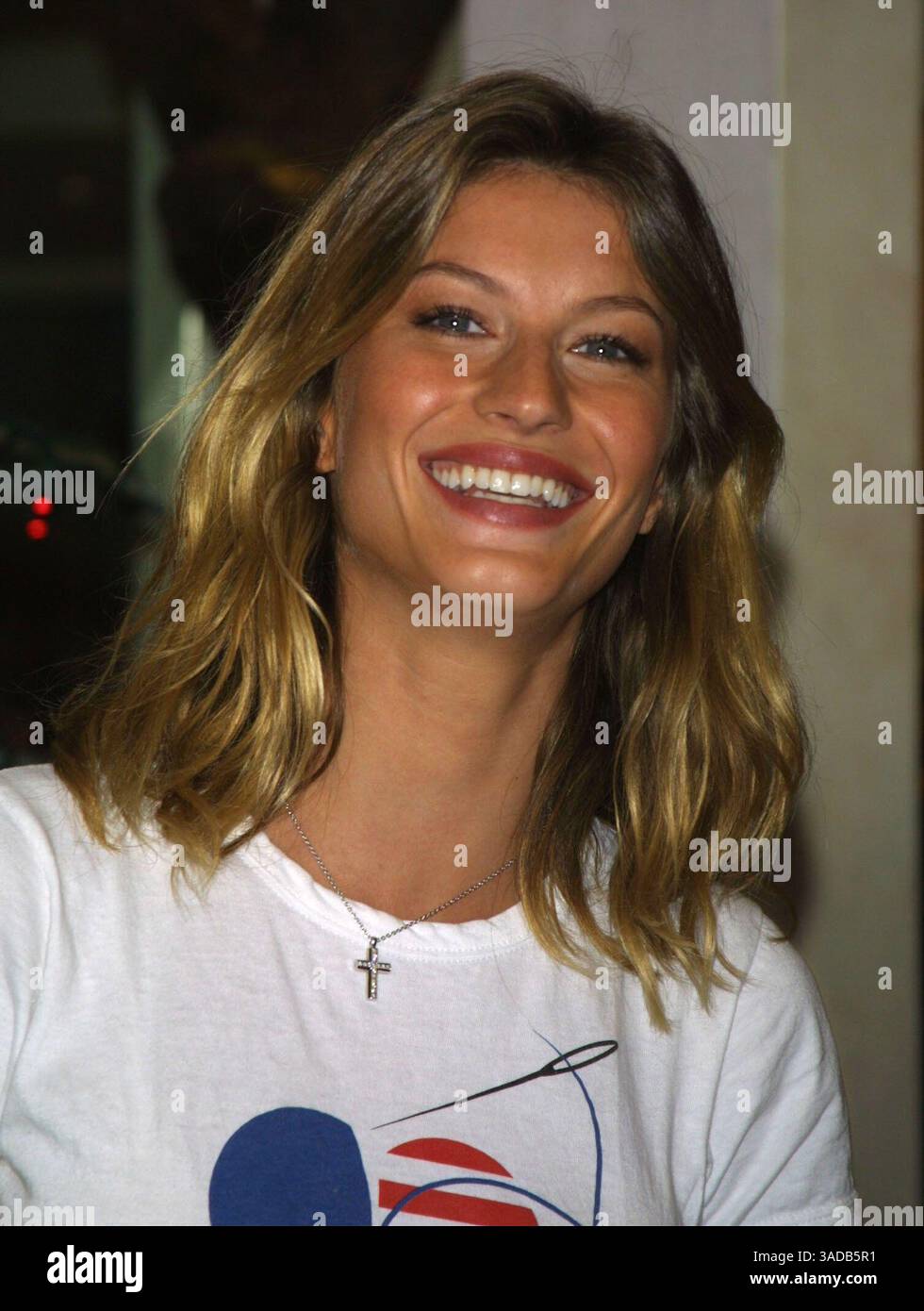 11 dicembre 2001; New York, NY, Stati Uniti; la supermodella GISELE BUNDCHEN promuove la sua copertina di dicembre della rivista Vogue e sostiene la "CFDA/Vogue Fashion Initiative" @ Bergdorf Goodman. (Immagine di credito: Nancy Kaszerman/ZUMAPRESS.com) Foto Stock